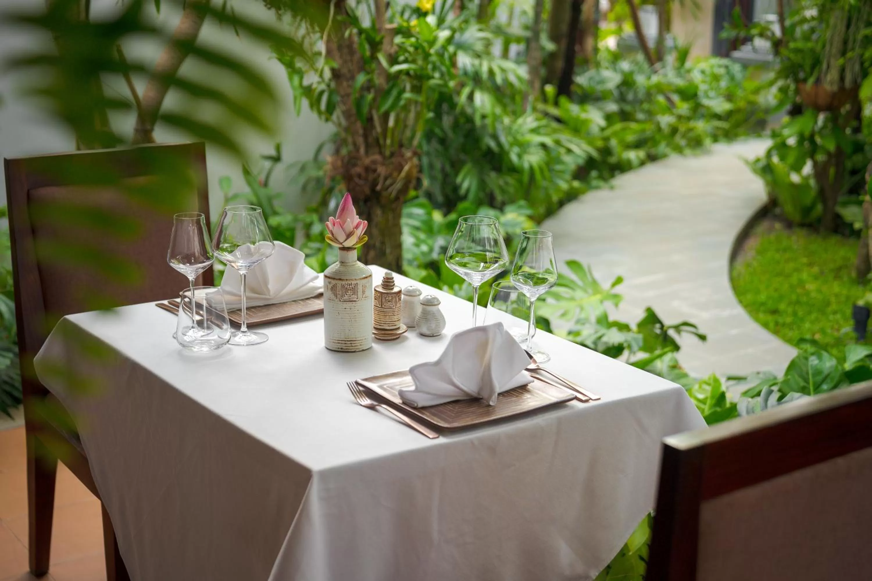 Restaurant/places to eat in Shintana Saya Residence