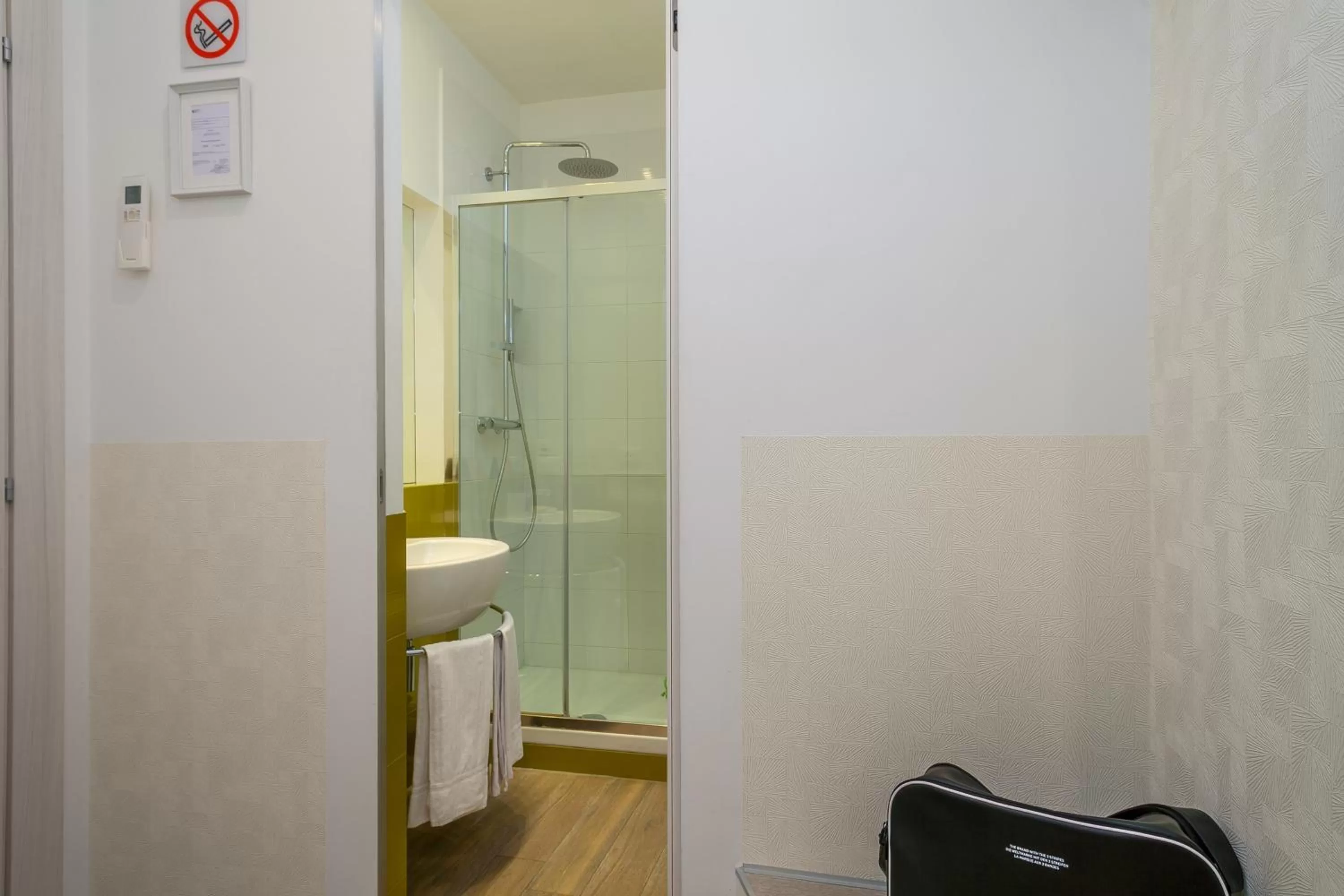 Shower in Zefiro Home