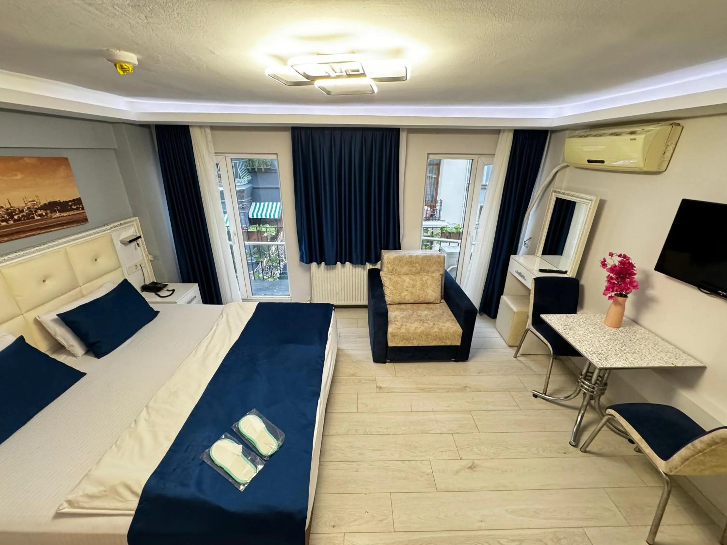 Communal lounge/ TV room, Seating Area in Taksim Istiklal Suites