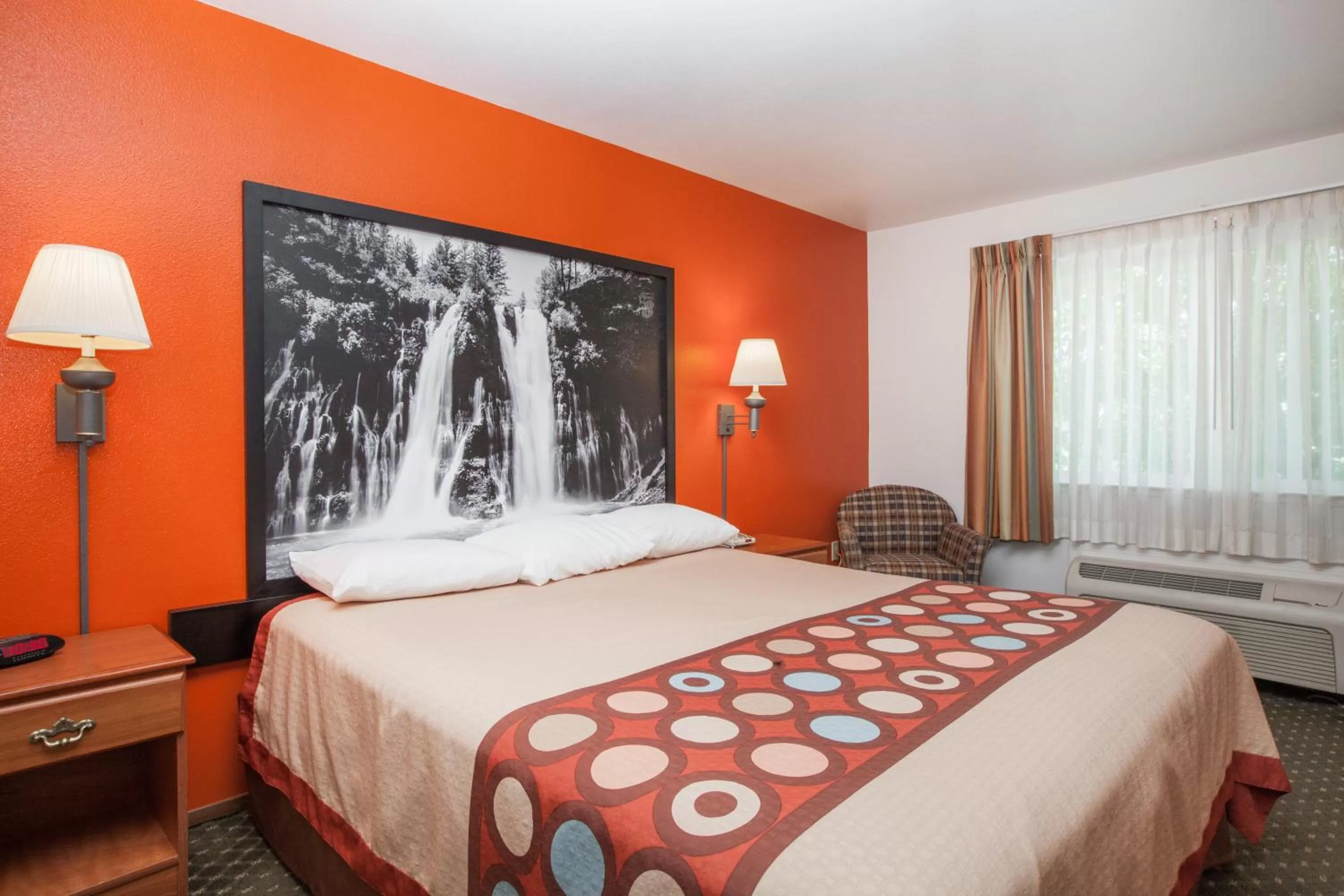 Bed in Super 8 by Wyndham Cloverdale Wine Country