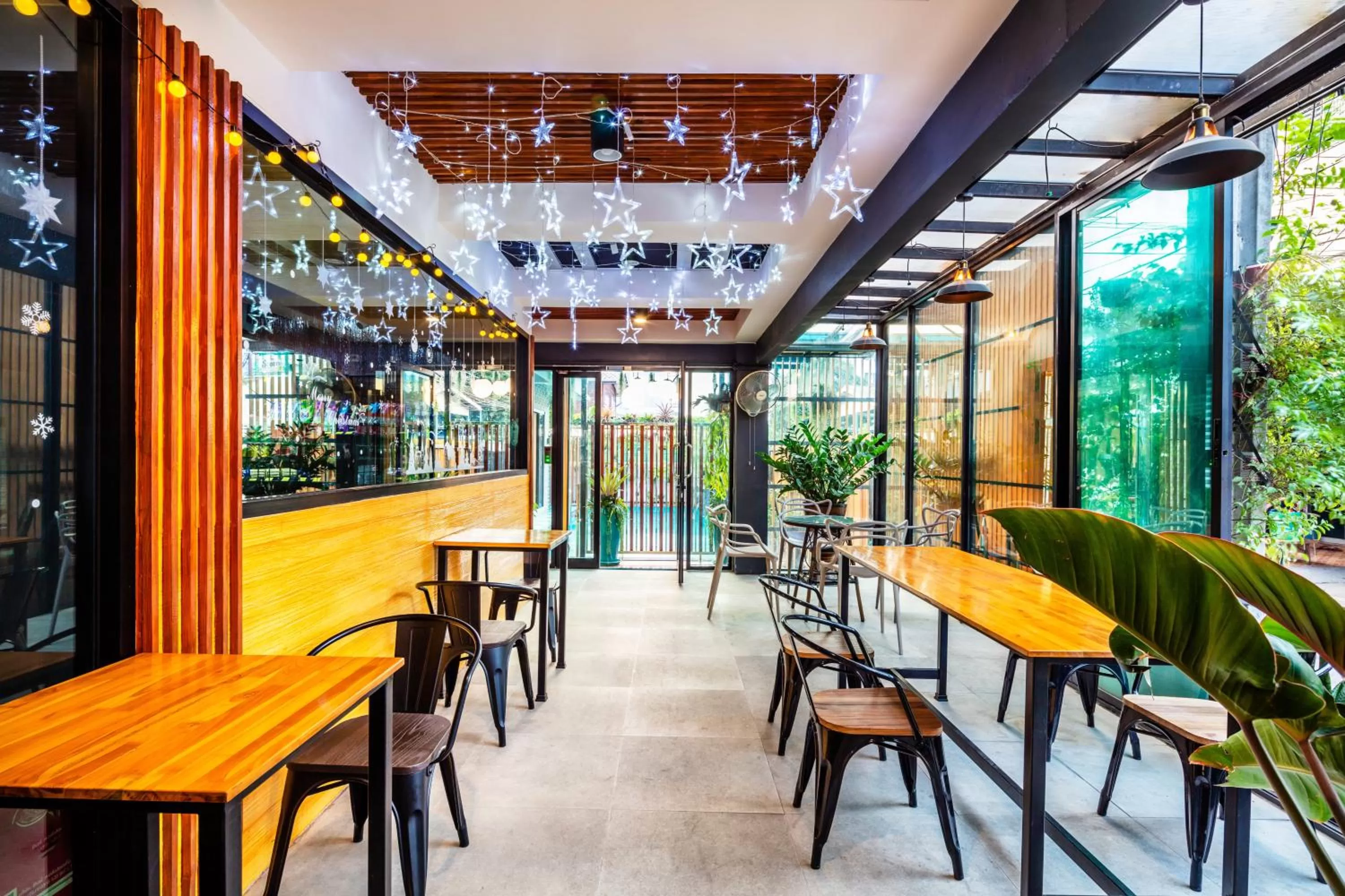 Communal lounge/ TV room in Penyos Suite