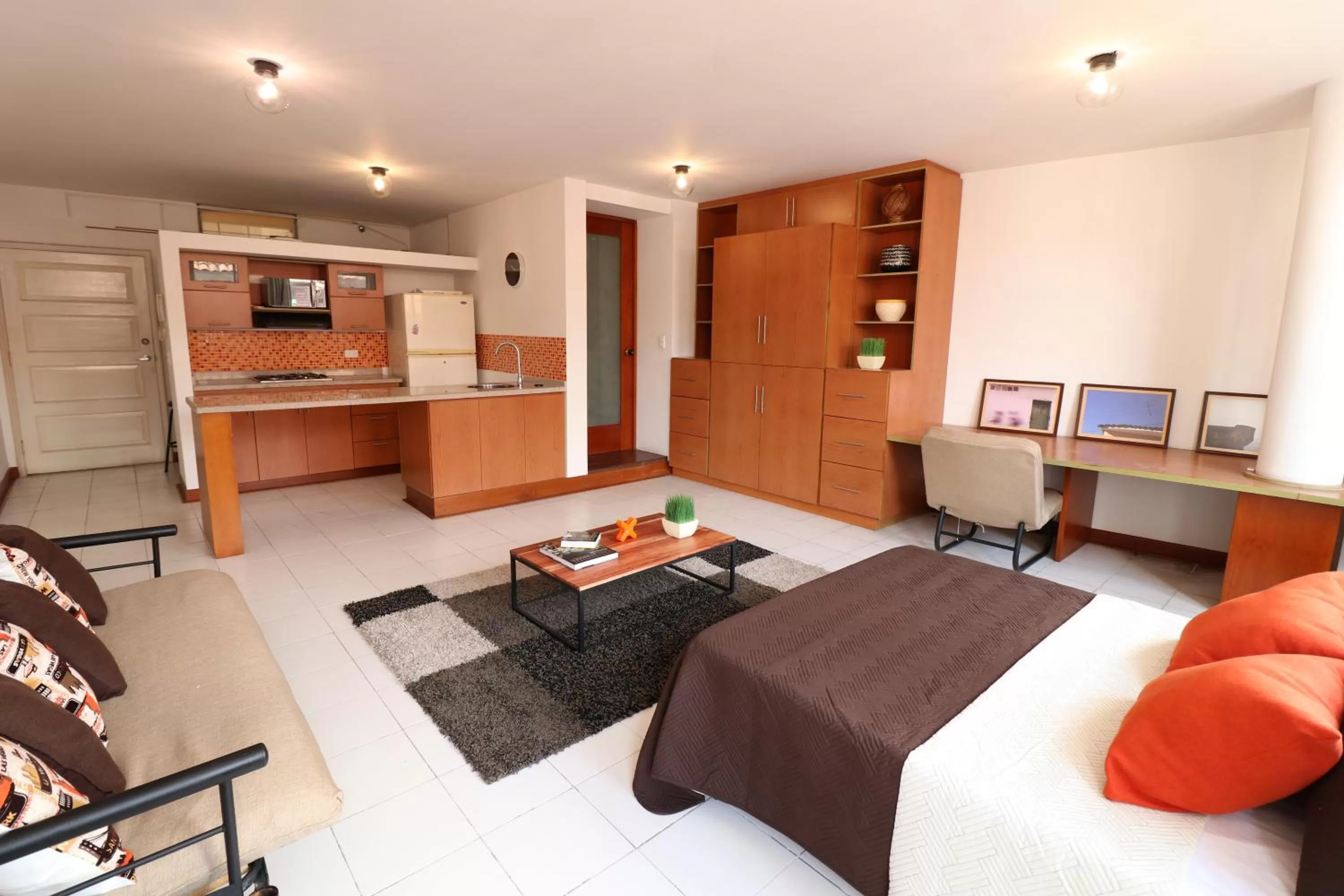 Seating Area in 554 Apartments