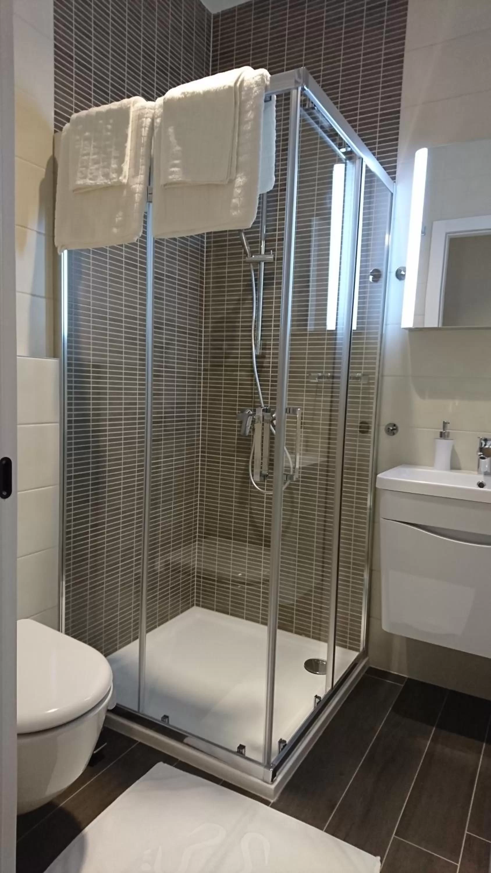 Shower in B&B Schlosser