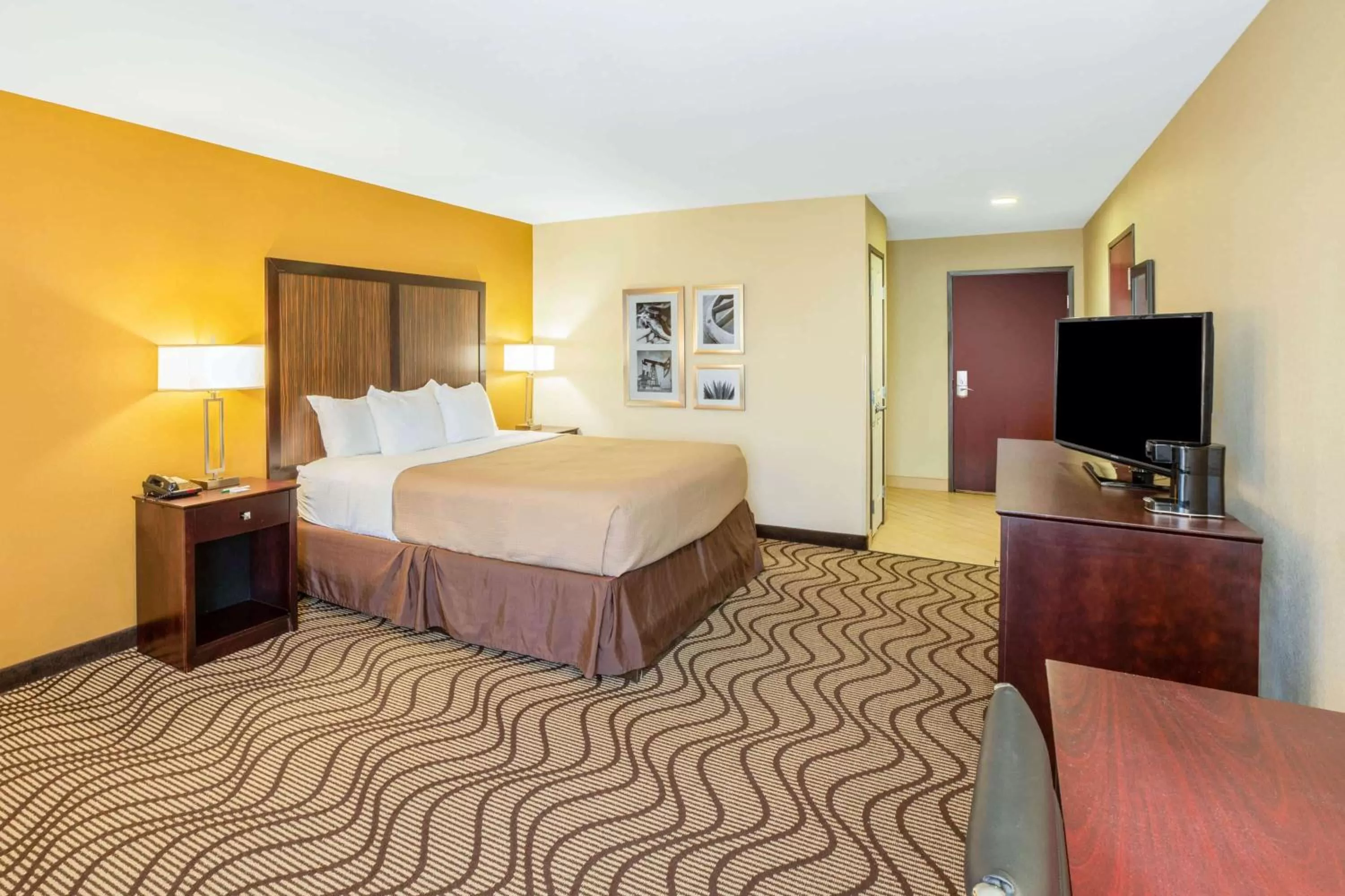 Photo of the whole room in La Quinta by Wyndham Floresville