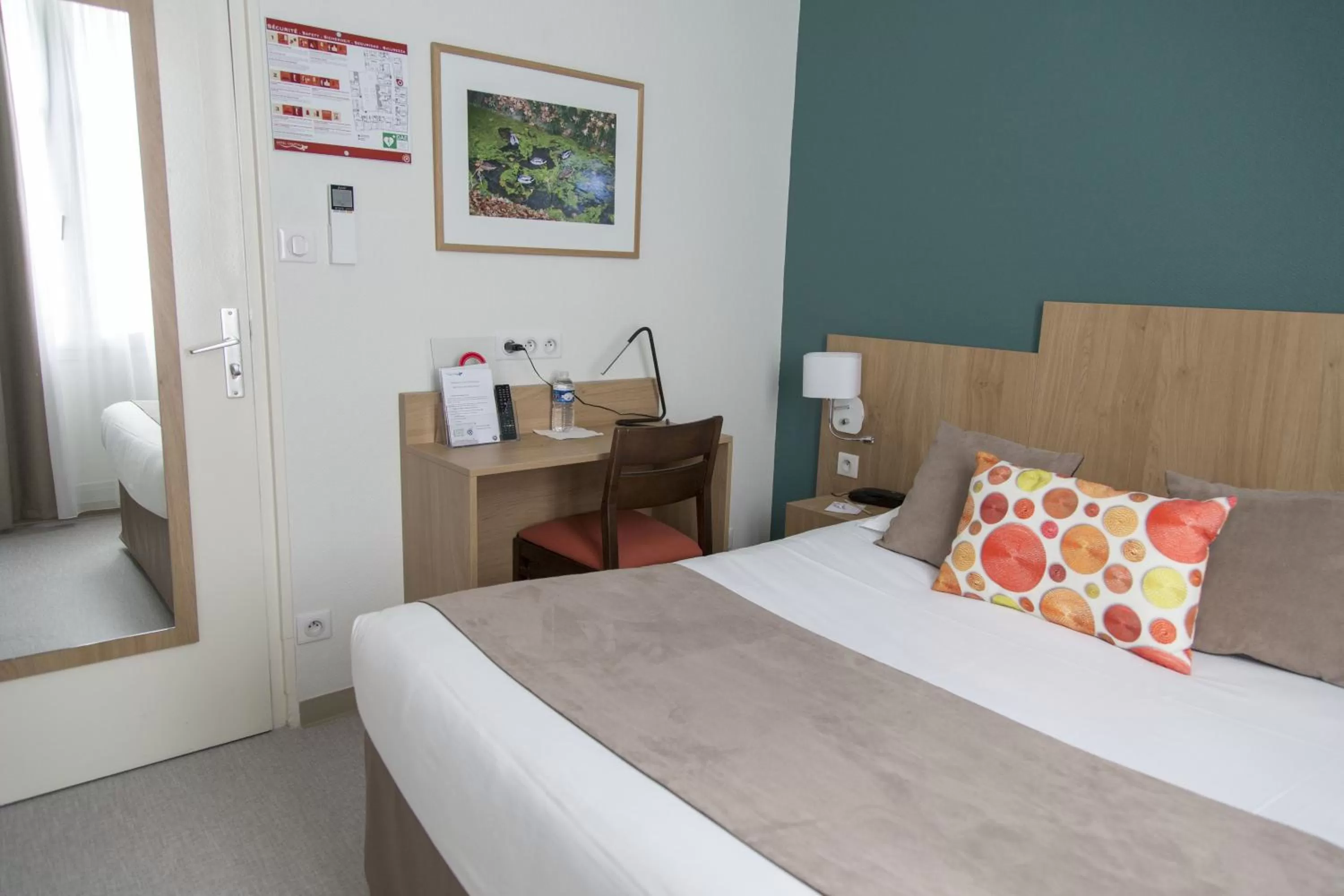 Bedroom, Bed in Logis Hôtel Chaptal, Amboise