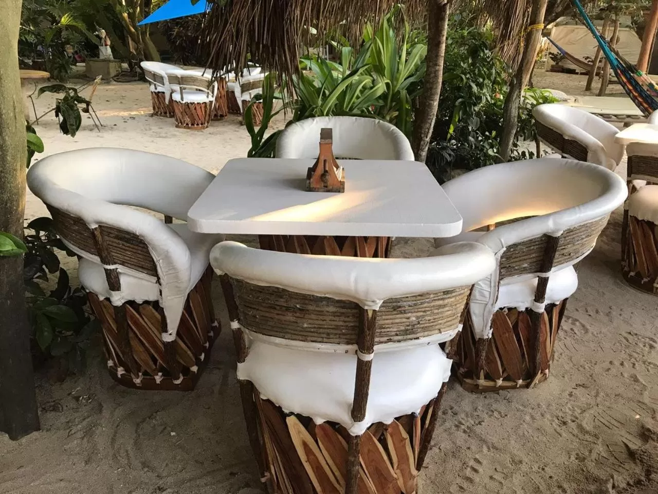 Restaurant/places to eat in Junto al Rio Bungalows & Suites