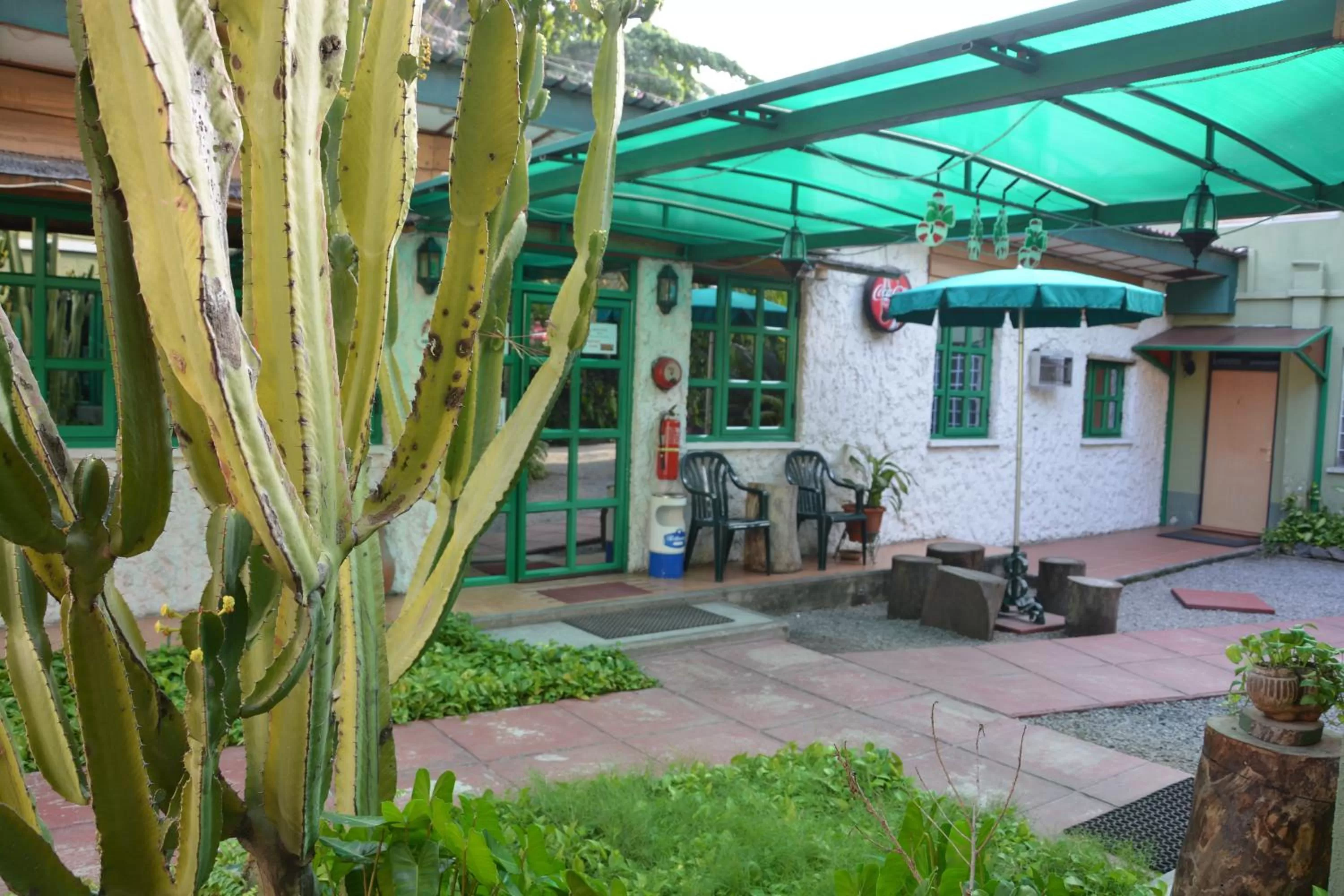 Restaurant/places to eat in Manuela Residence