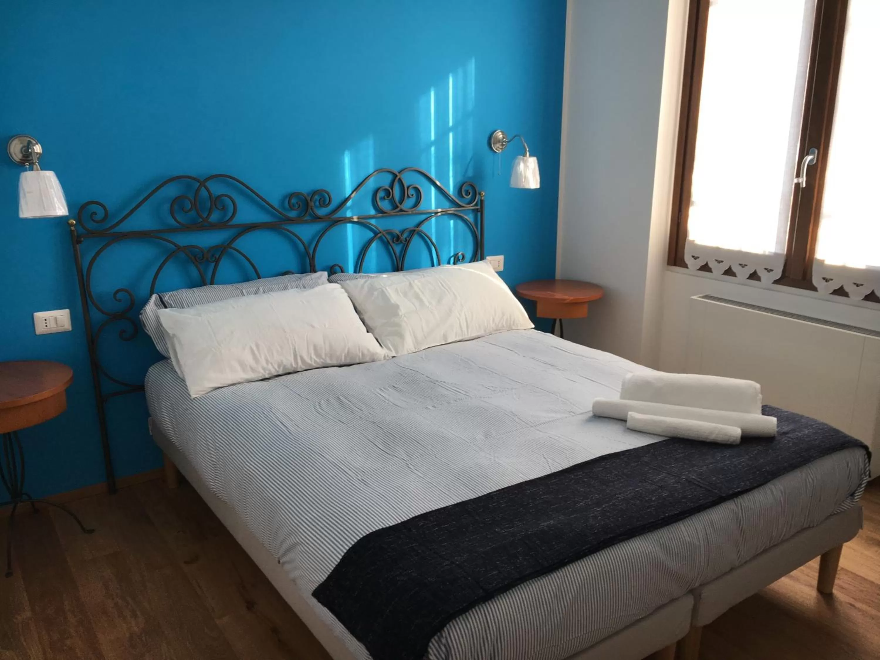 Photo of the whole room, Bed in Elleboro