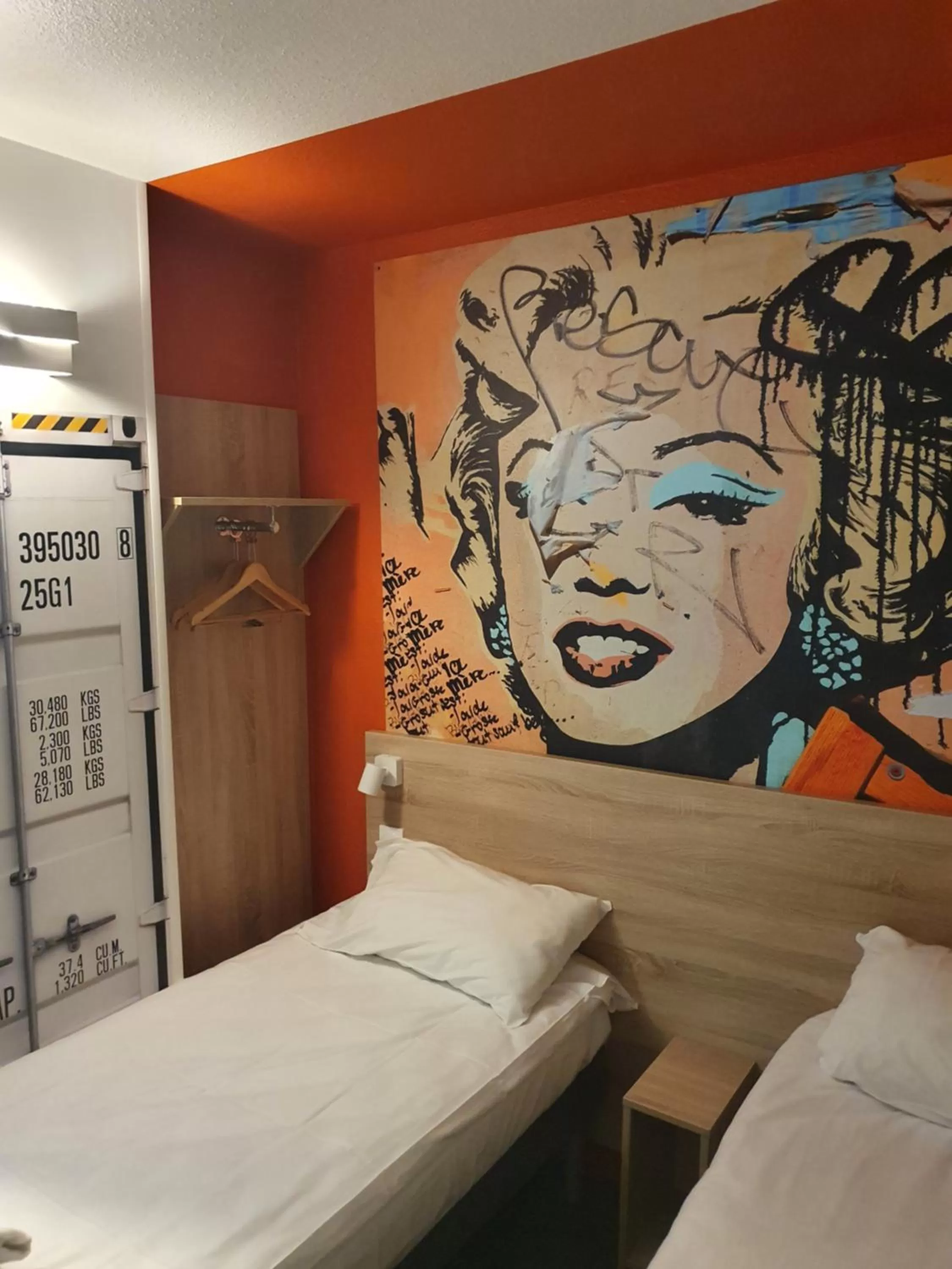 Bedroom, Bed in Kyriad Direct Martigues