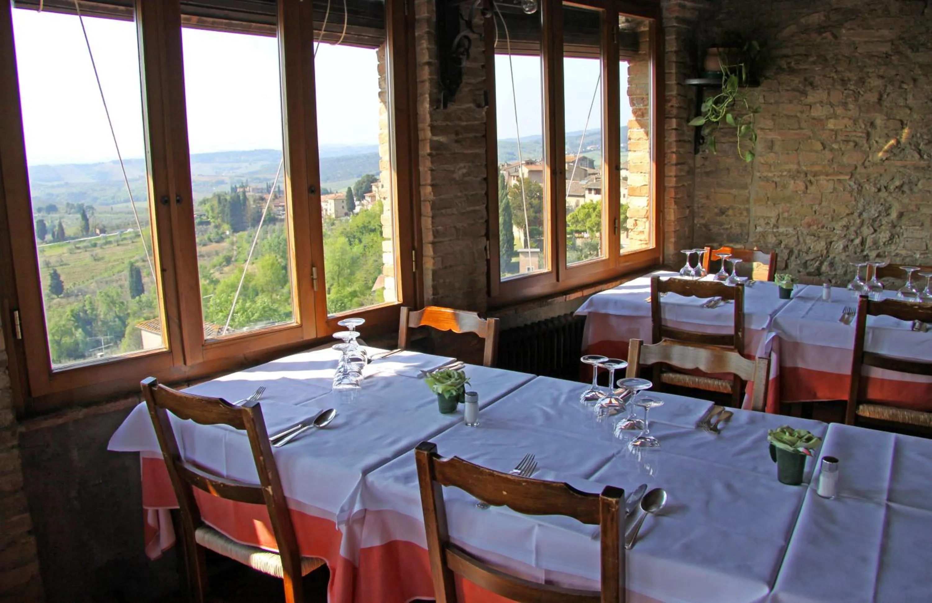 Restaurant/places to eat in Hotel La Cisterna