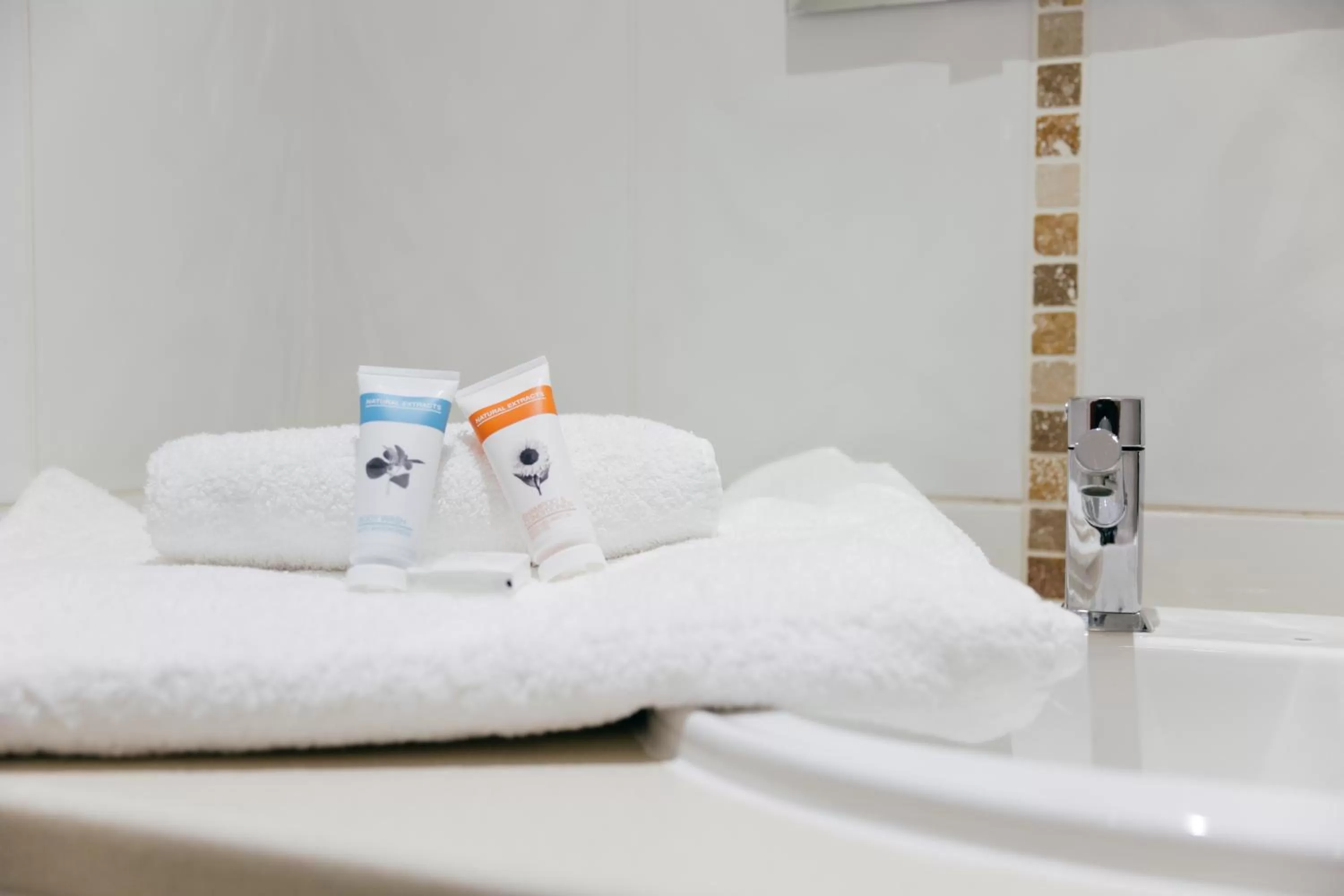 Bathroom, Bed in Best Western Bradford Guide Post Hotel