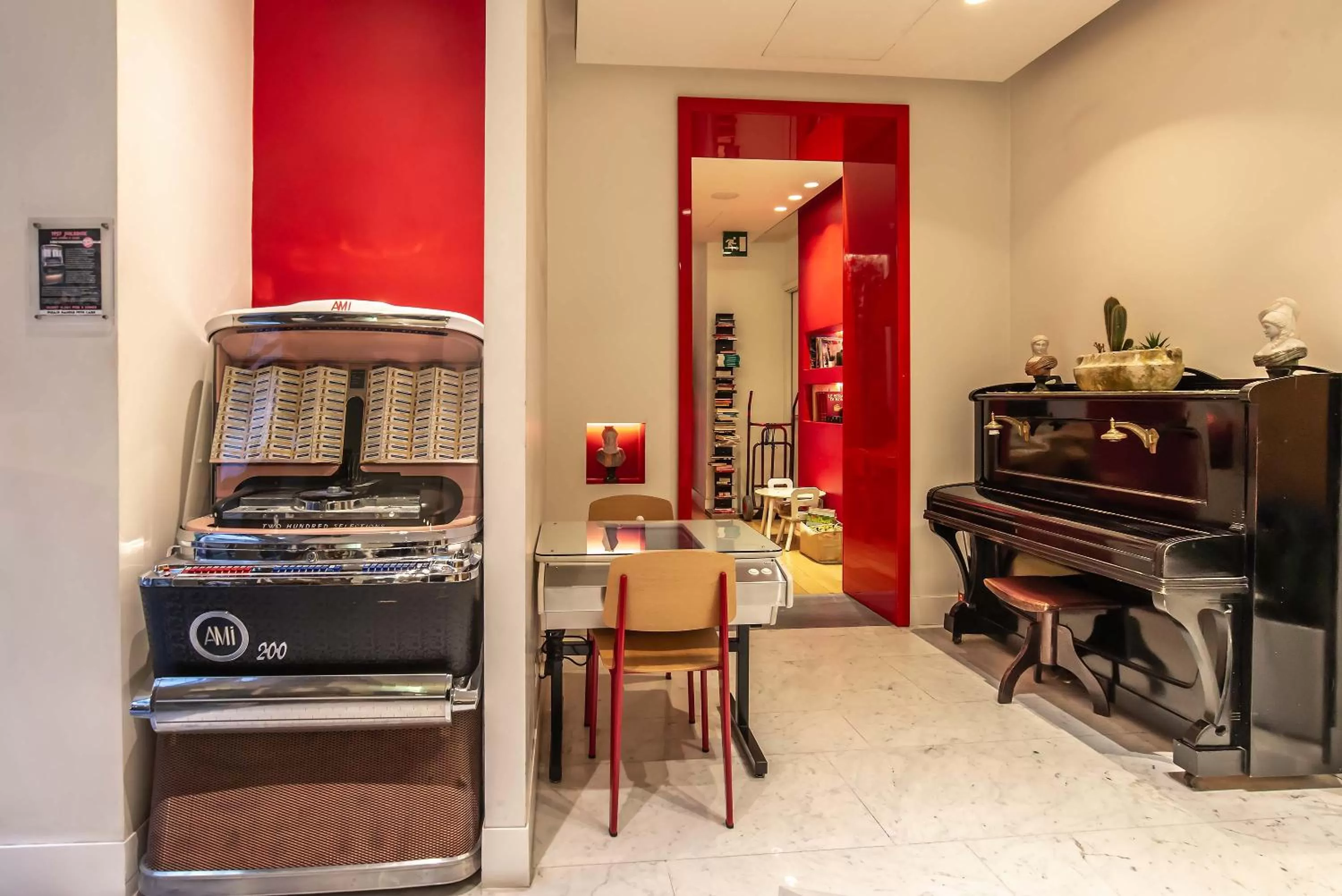 Communal lounge/ TV room in Hotel White