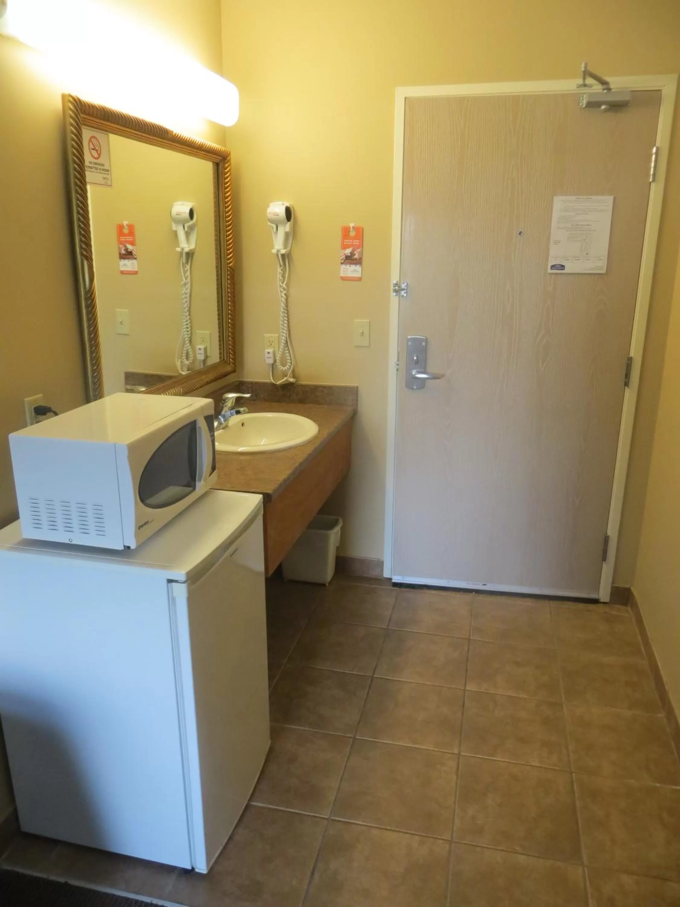 Kitchen or kitchenette in London Travel Inn