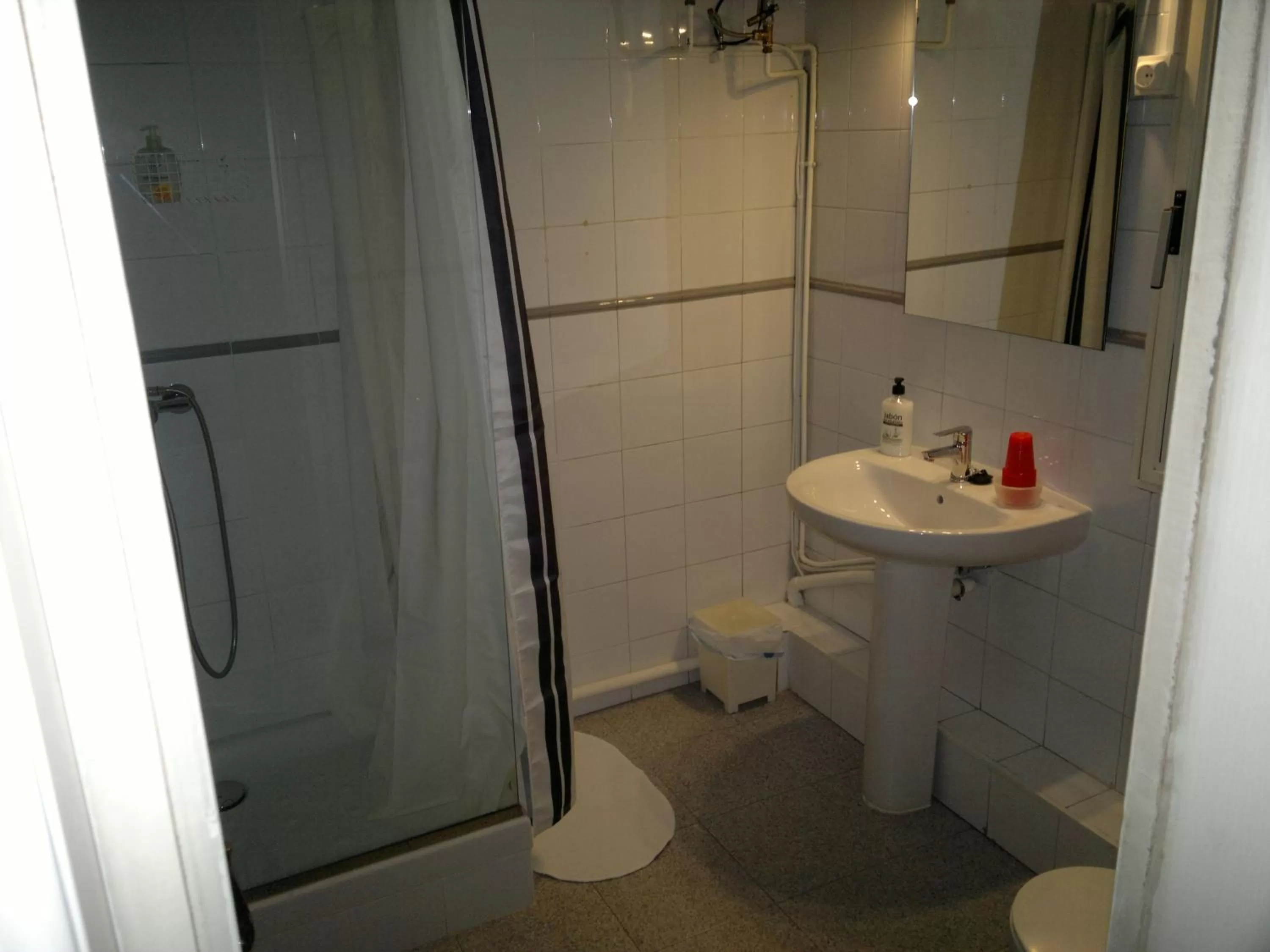 Shower, Bathroom in Ally's Bed&Breakfast,