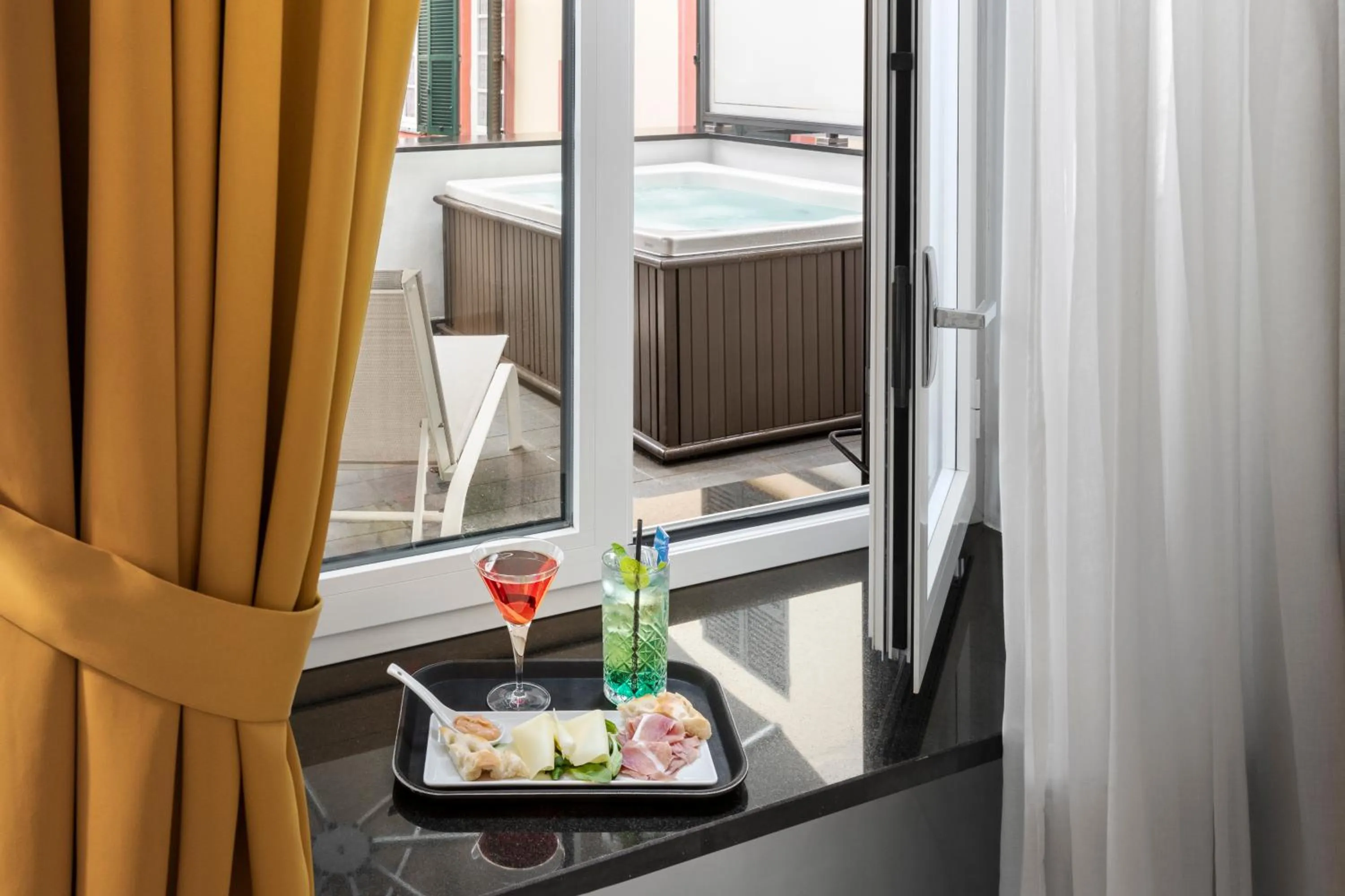 Hot Tub in LHP Hotel Santa Margherita Palace & SPA