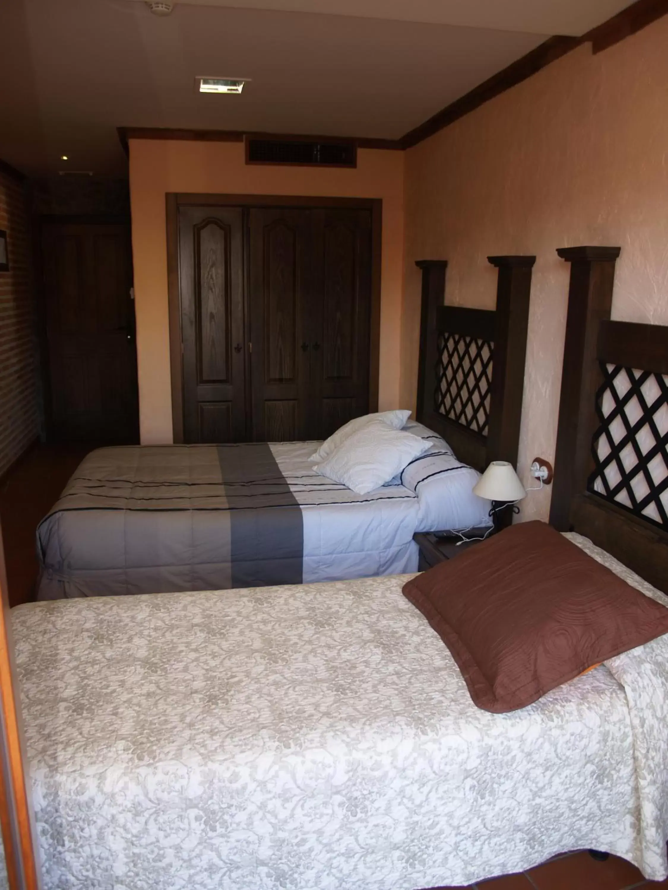 Family triple room in Hotel Rural El Rocal Family triple room in Hotel Rural El Rocal