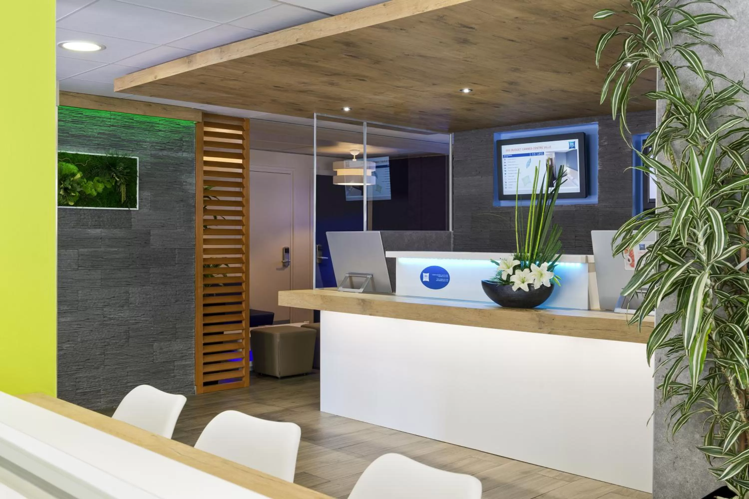 Lobby or reception in ibis budget Cannes Centre Ville