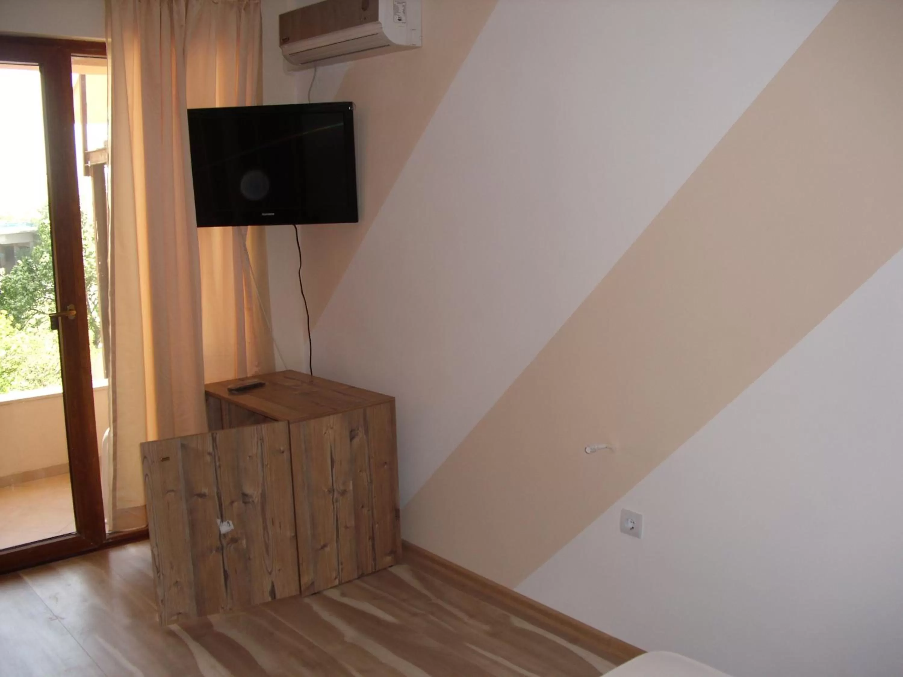 TV and multimedia, TV/Entertainment Center in Family Hotel Malibu