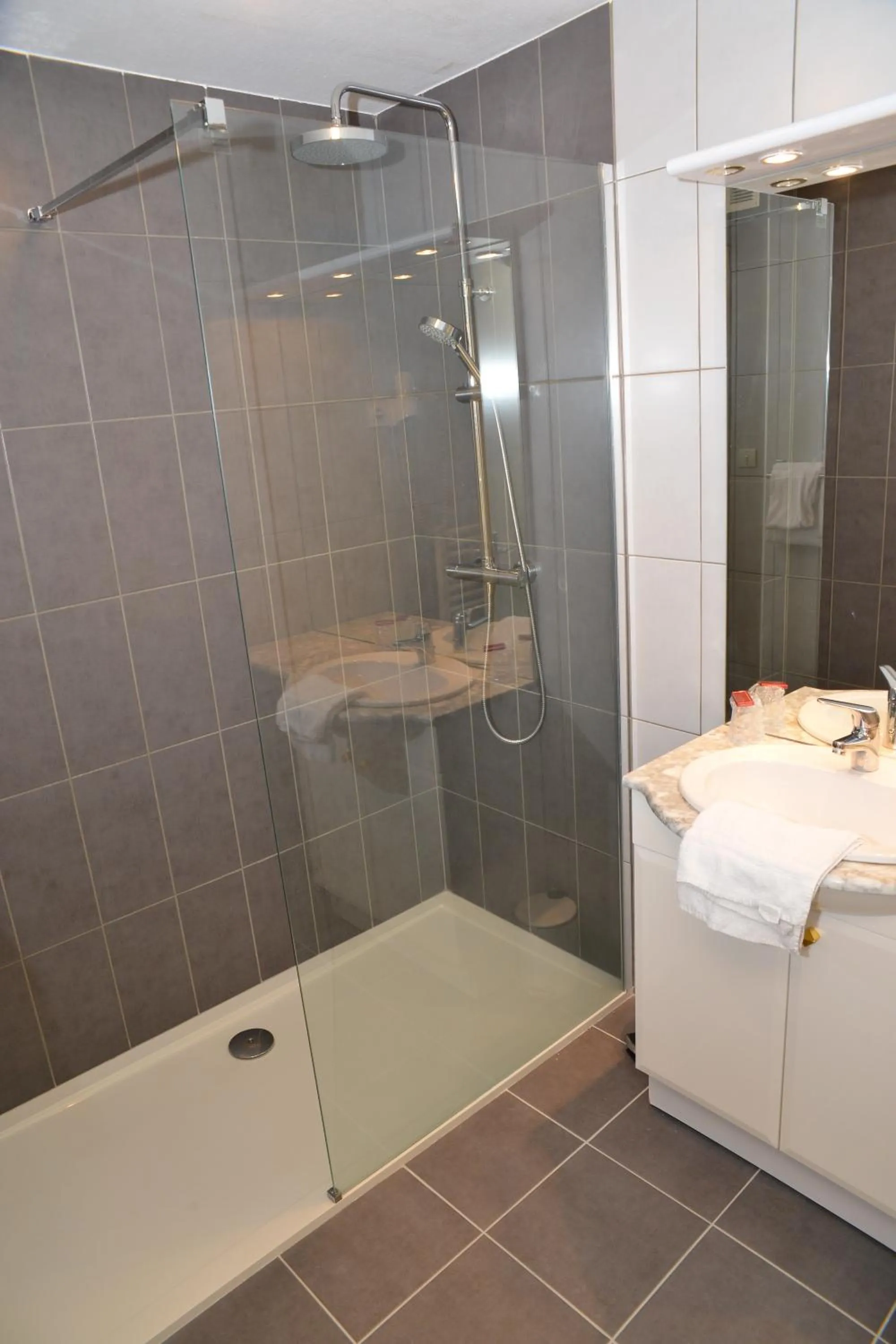 Bathroom in Square Hôtel