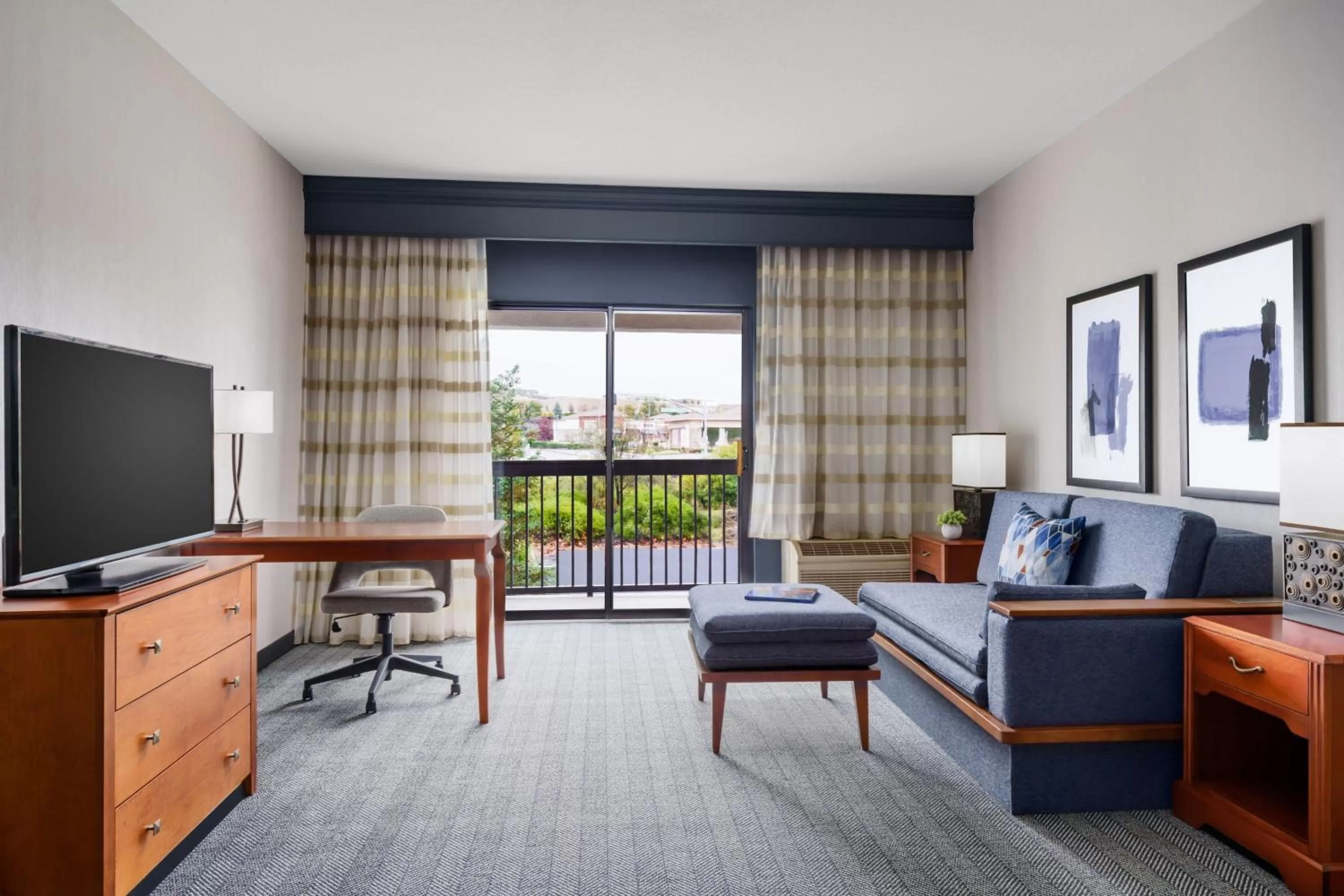 Living room in Courtyard by Marriott Sacramento Folsom