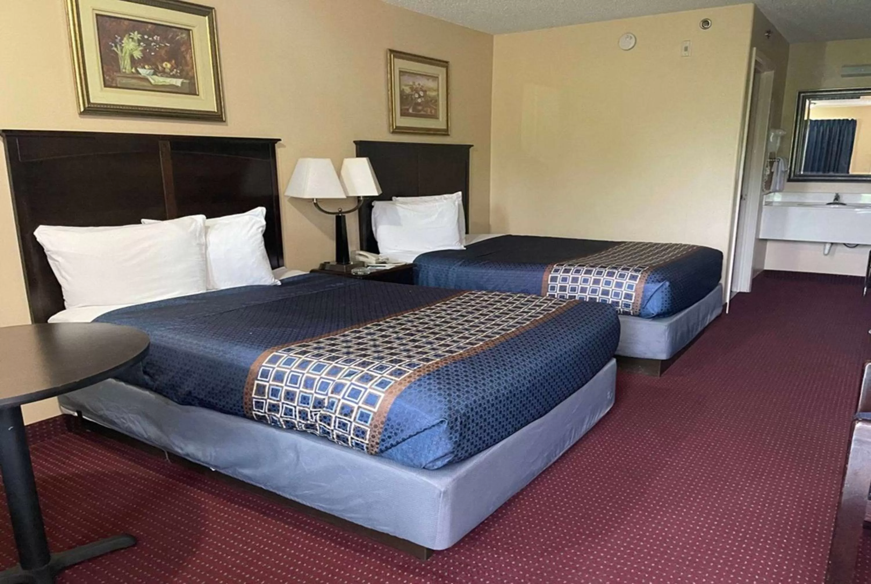 Photo of the whole room, Bed in Carom Inn Denham Springs-BatonRouge