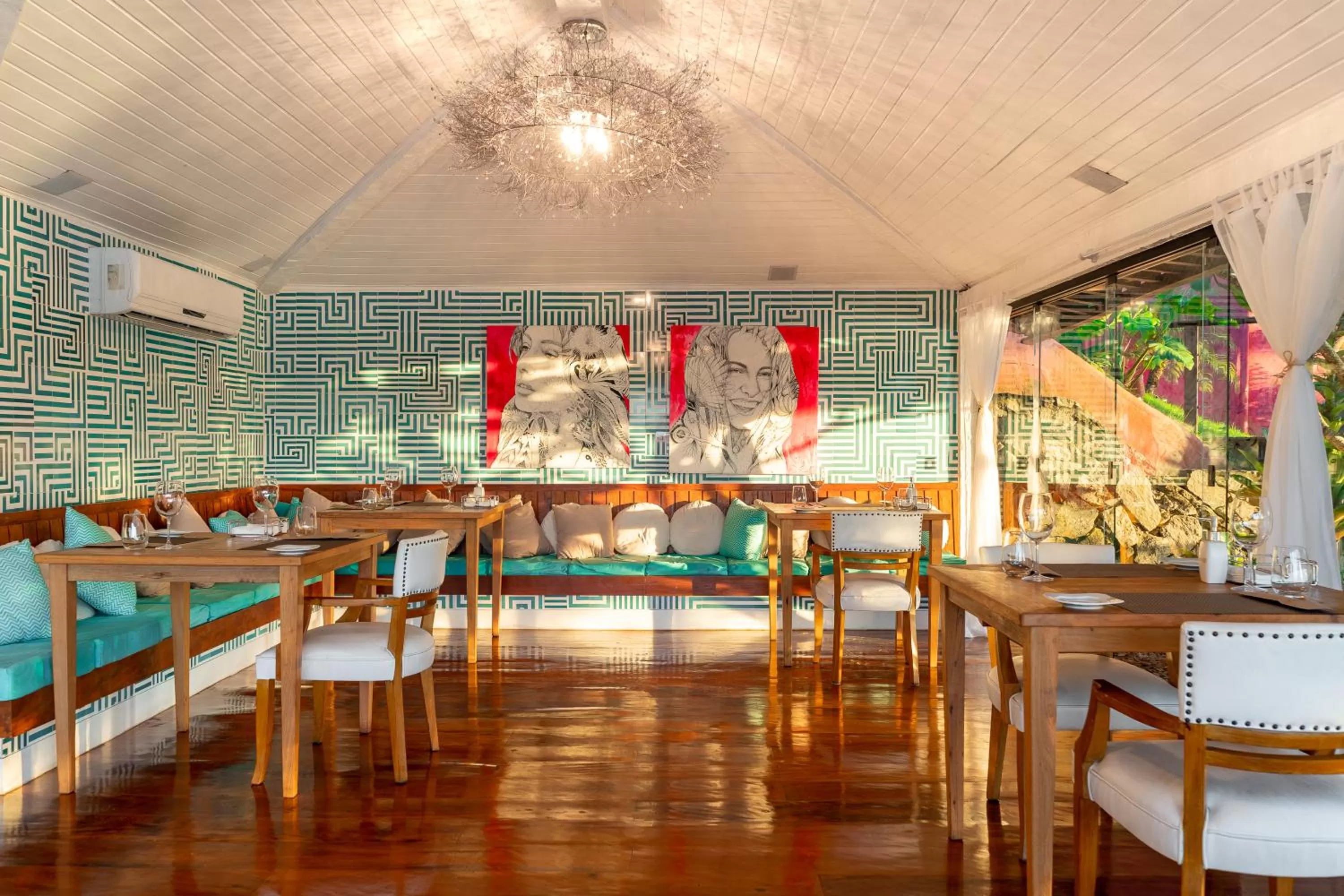 Restaurant/places to eat in Insólito Boutique Hotel & Spa