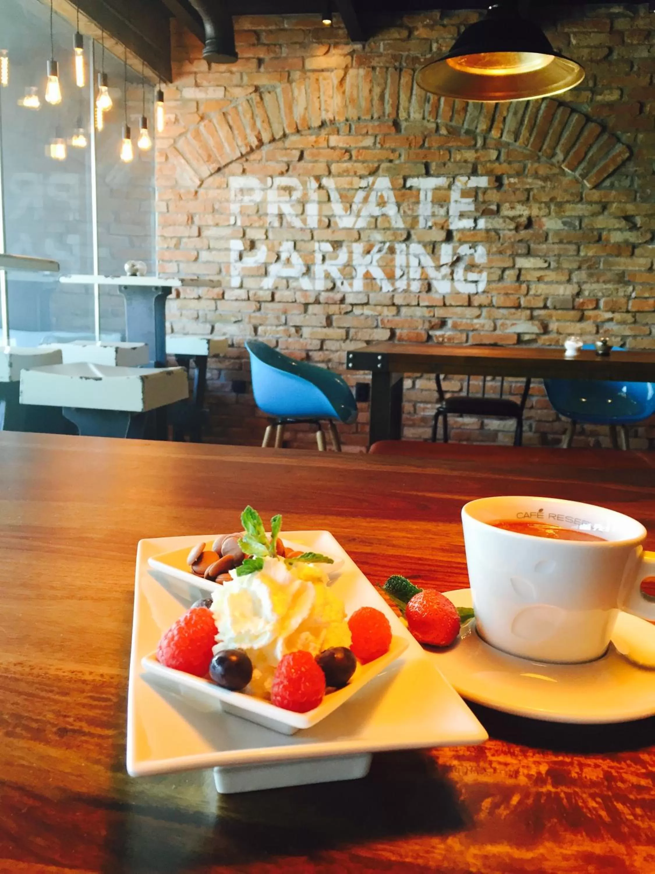 Restaurant/places to eat in Hotel Alexander's