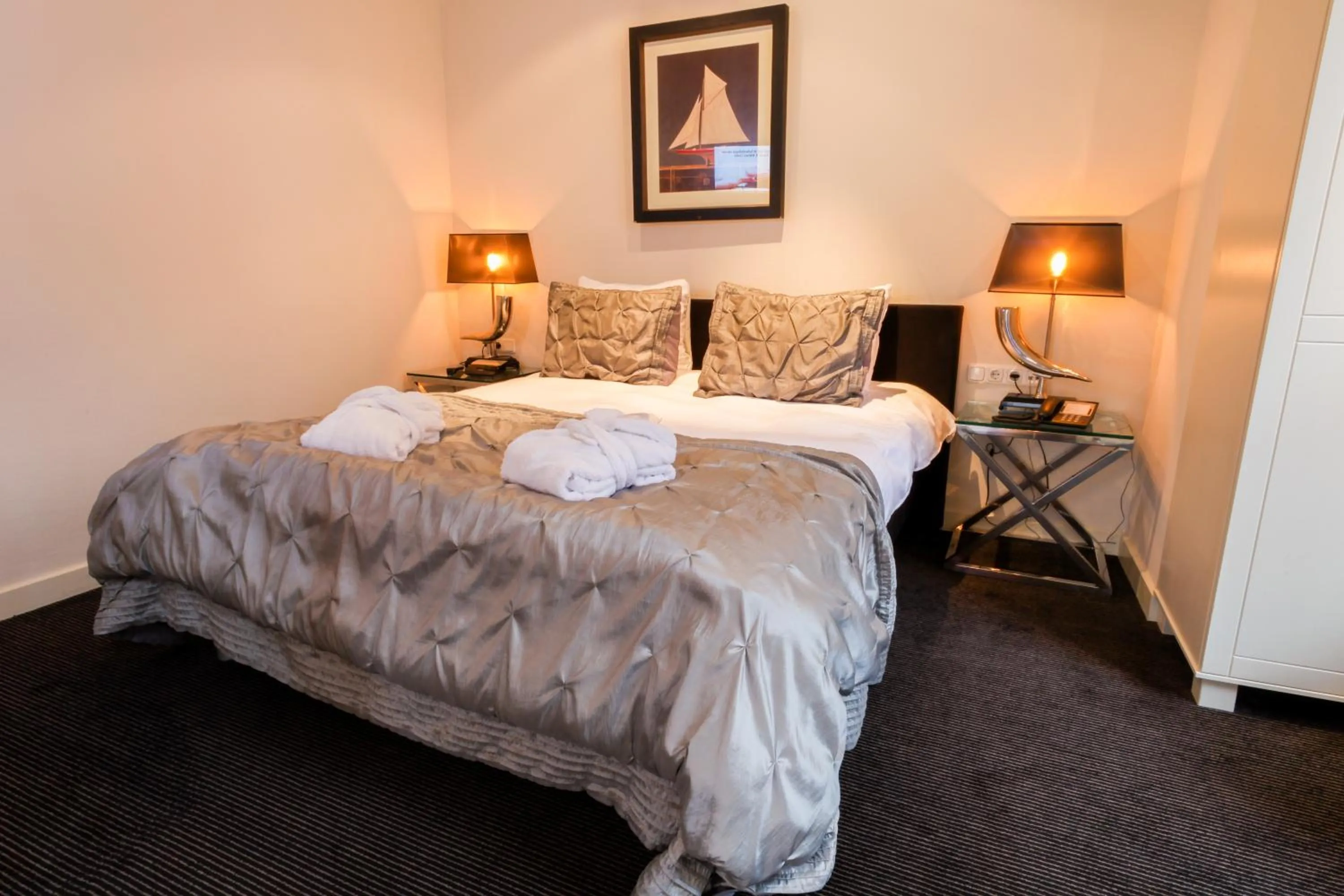 Bed in Post-Plaza Hotel & Grand Café