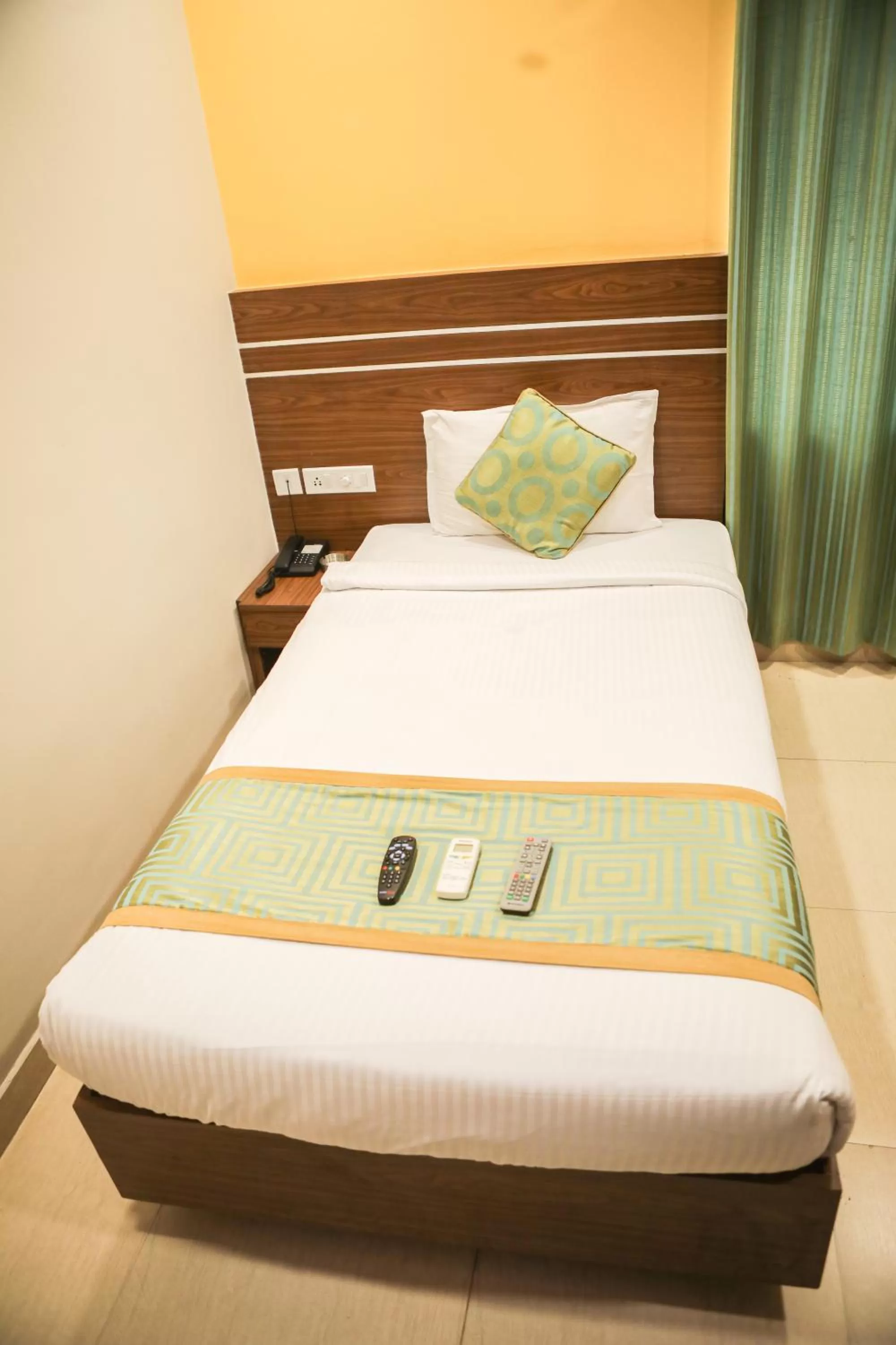 Bed in Hotel Golden Leaves