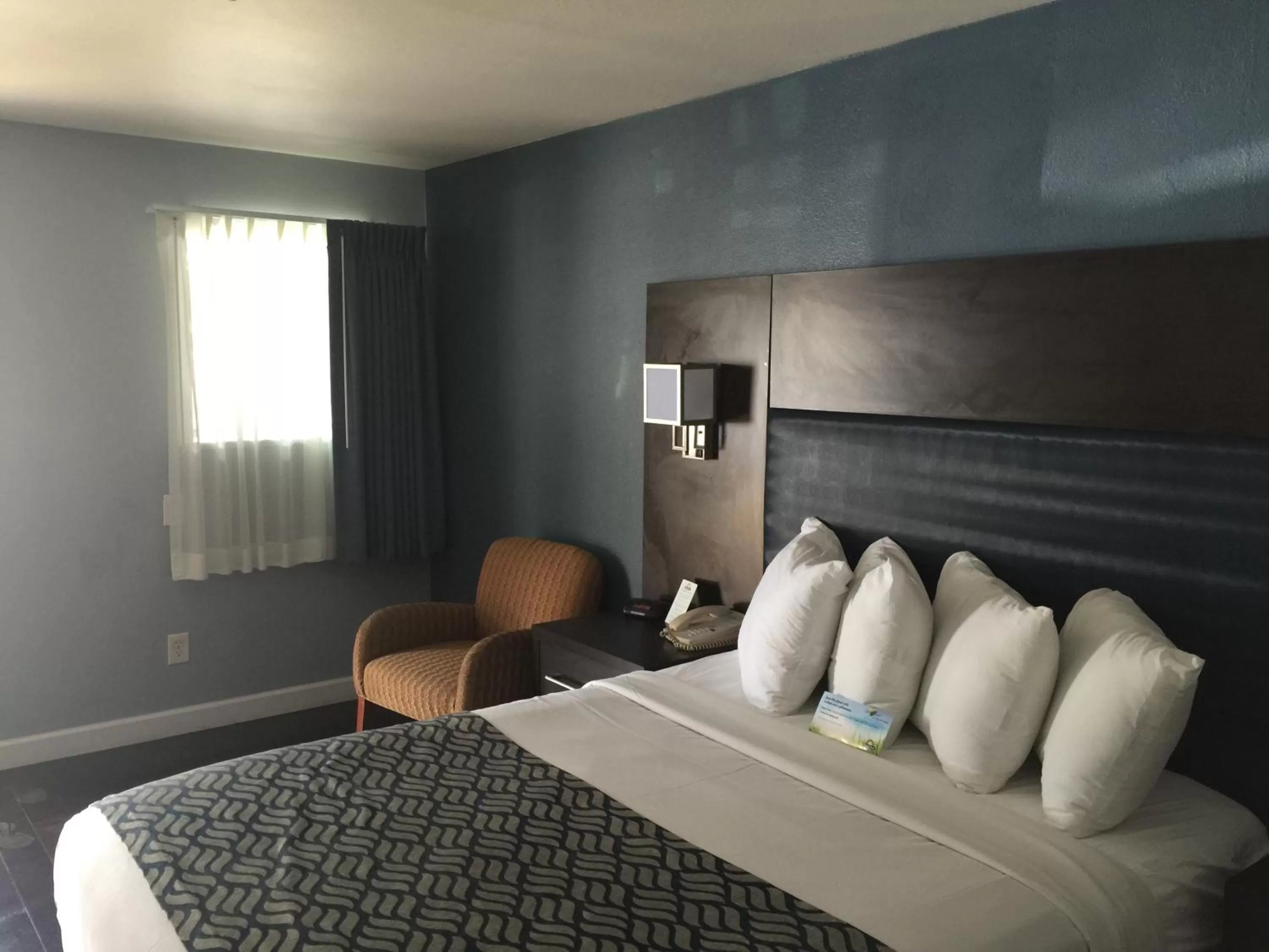 Living room, Bed in Days Inn by Wyndham Austin/University/Downtown