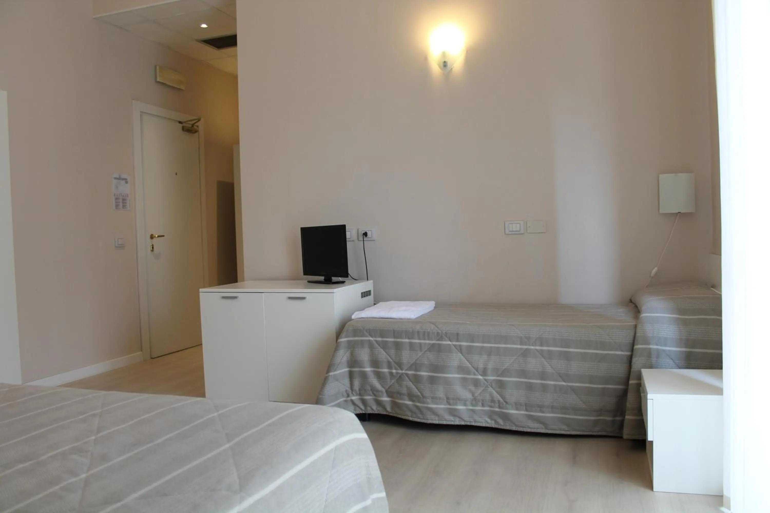 Photo of the whole room, Bed in Hotel Cremona Viale