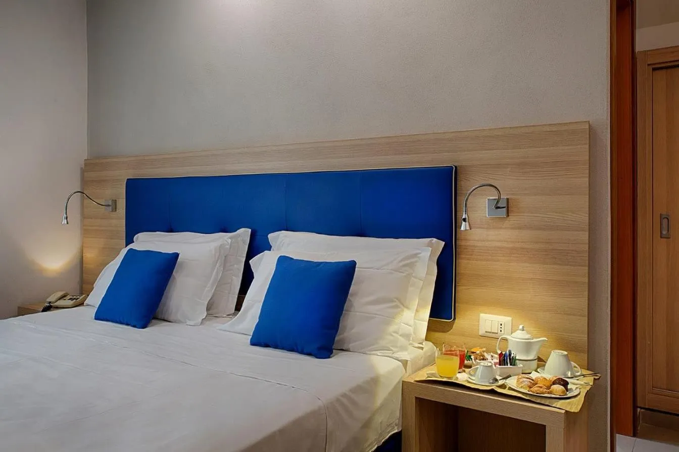 Bedroom, Bed in American Hotel