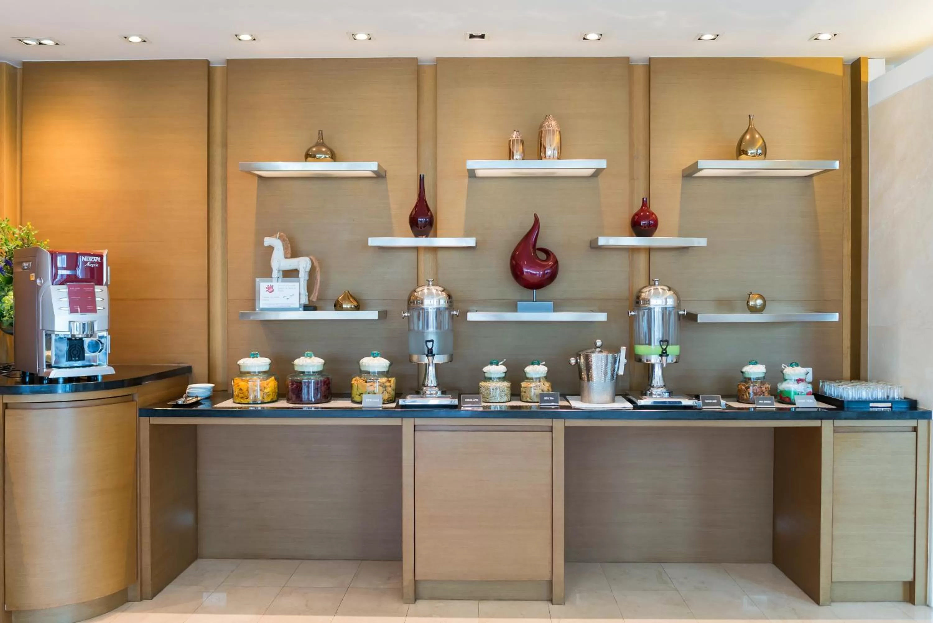 Communal lounge/ TV room in Sivatel Bangkok Hotel