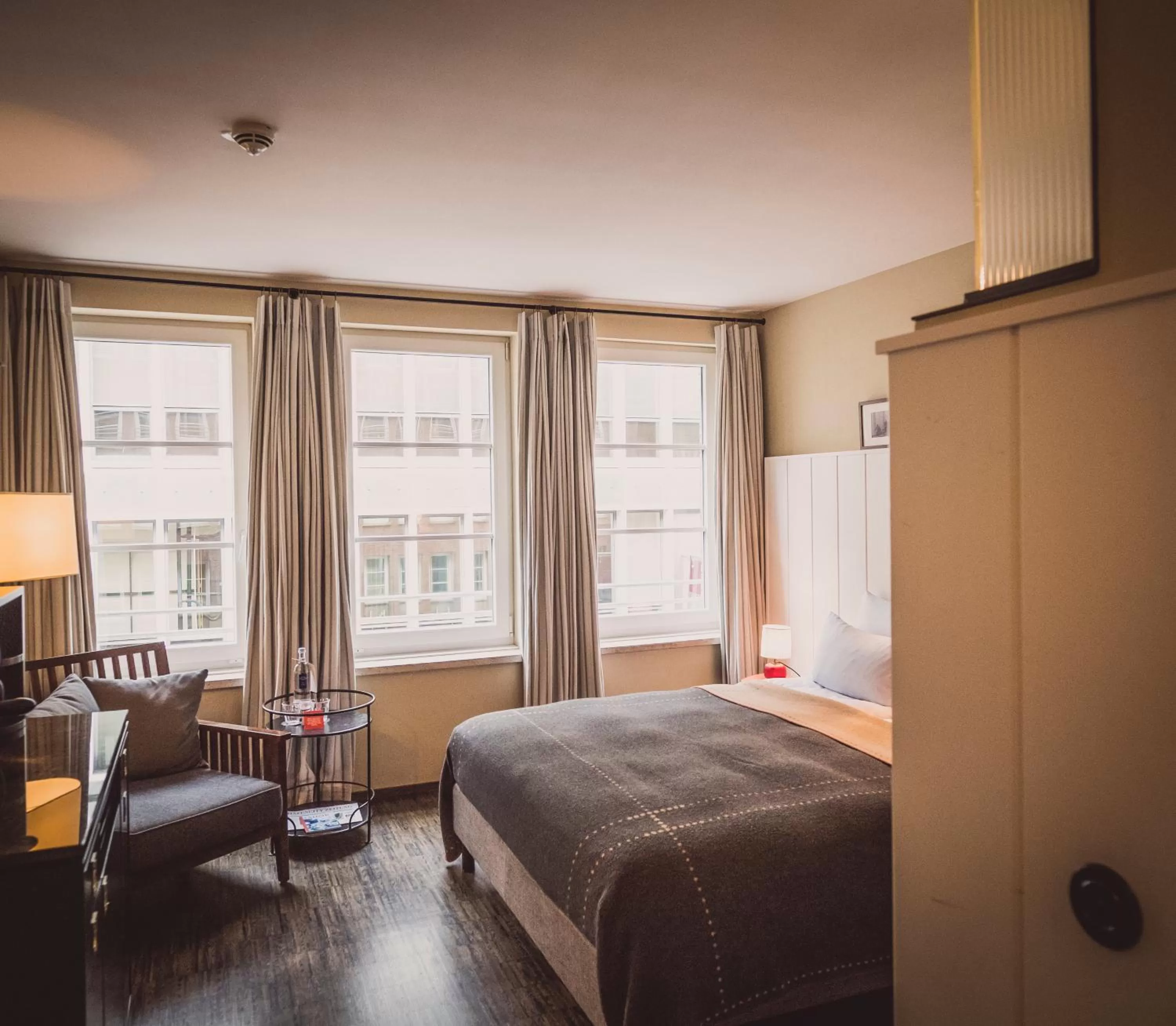 Photo of the whole room, Bed in Henri Hotel Hamburg Downtown