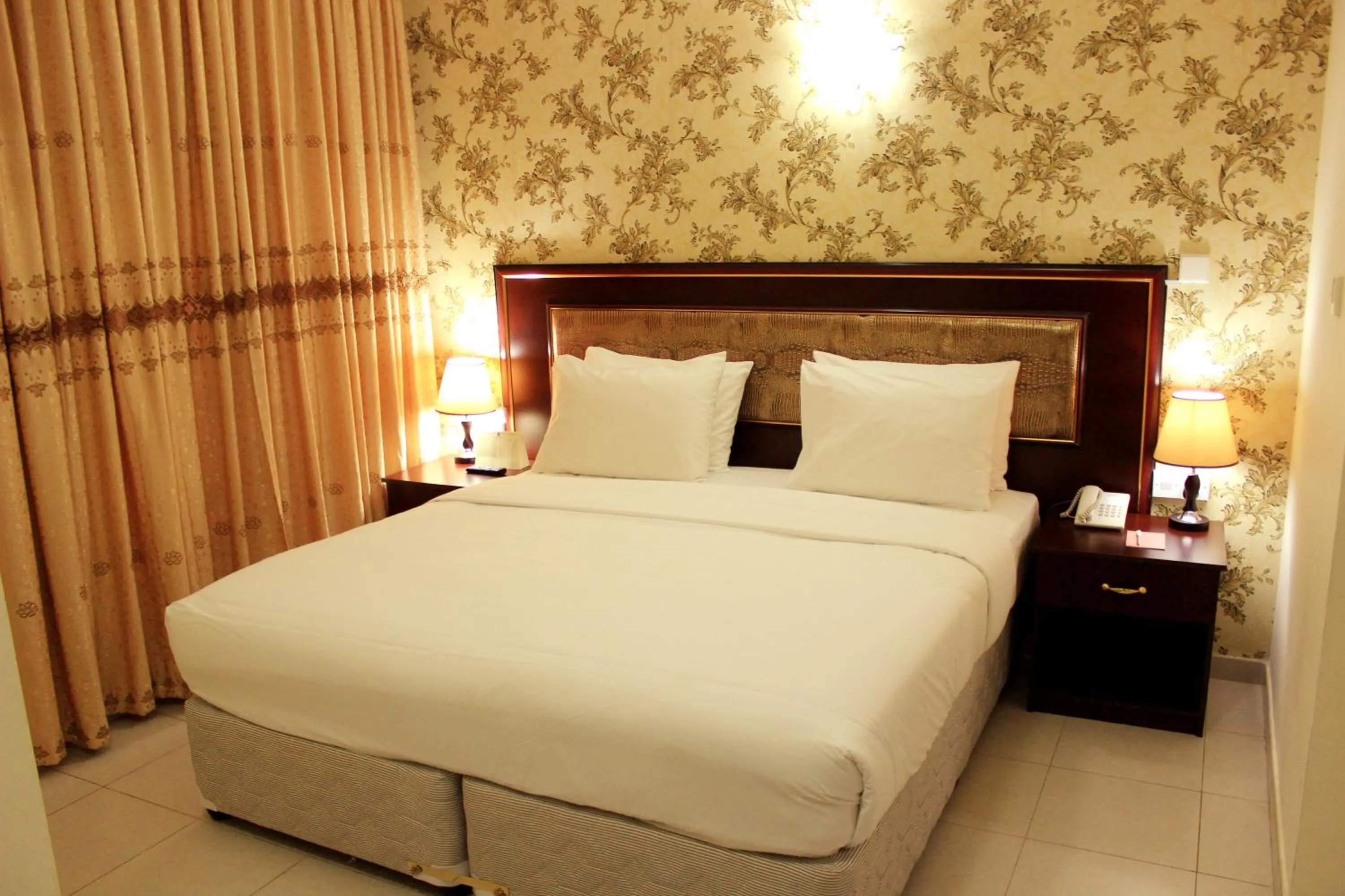 Bedroom, Bed in Montreal Naif Hotel