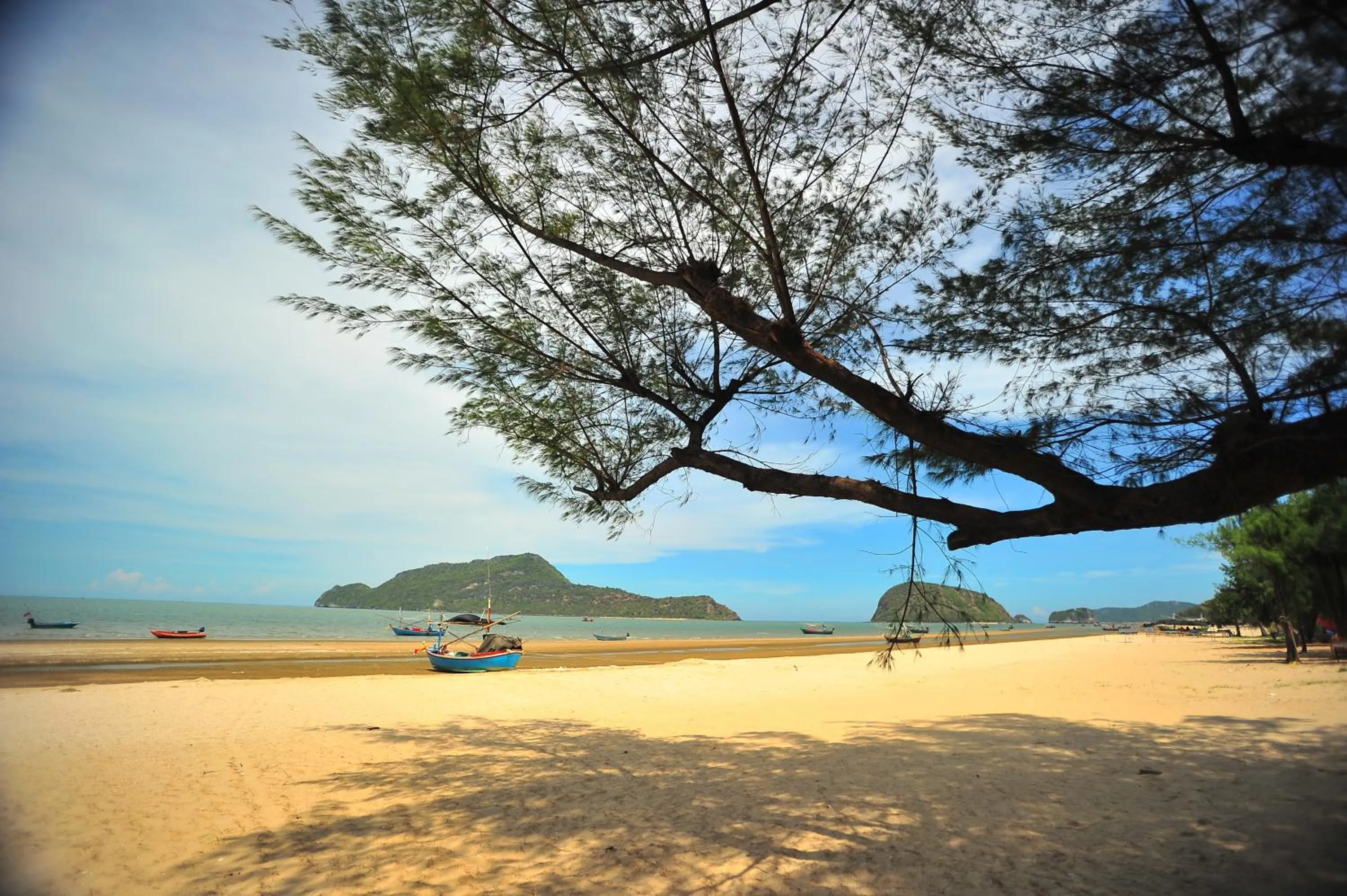 Beach in Samroiyod Holiday Resort