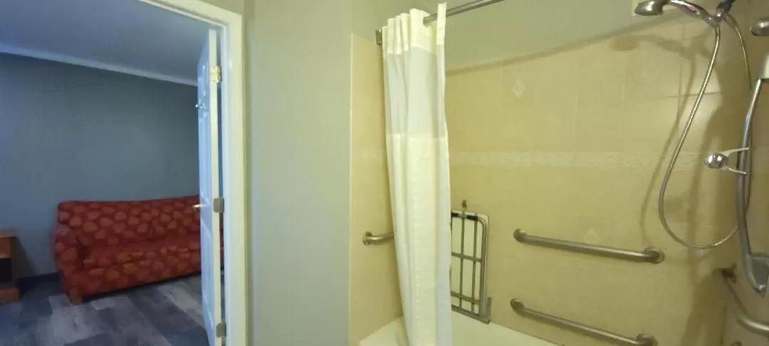 Bathroom in Sycamore Inn Chico University Area