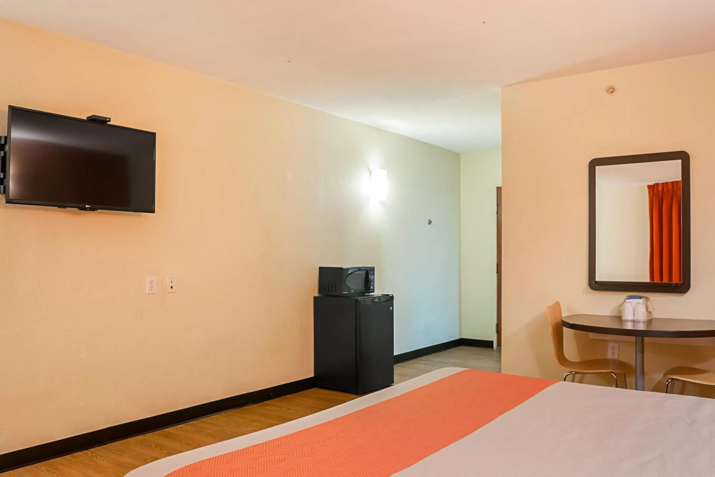 Bedroom, Bed in Motel 6-New Orleans, LA - Near Downtown