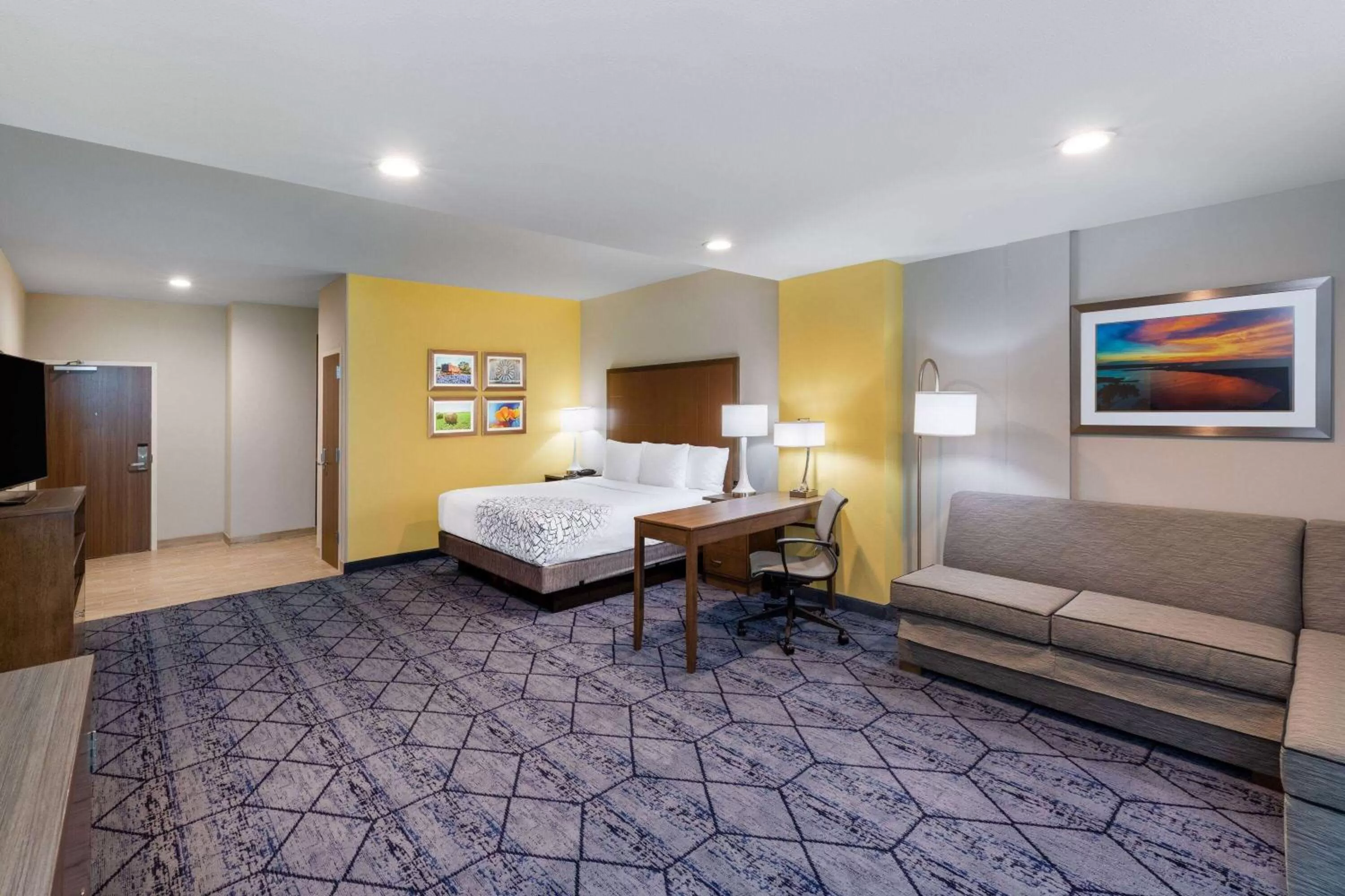 Bed in La Quinta Inn & Suites by Wyndham Round Rock near Kalahari
