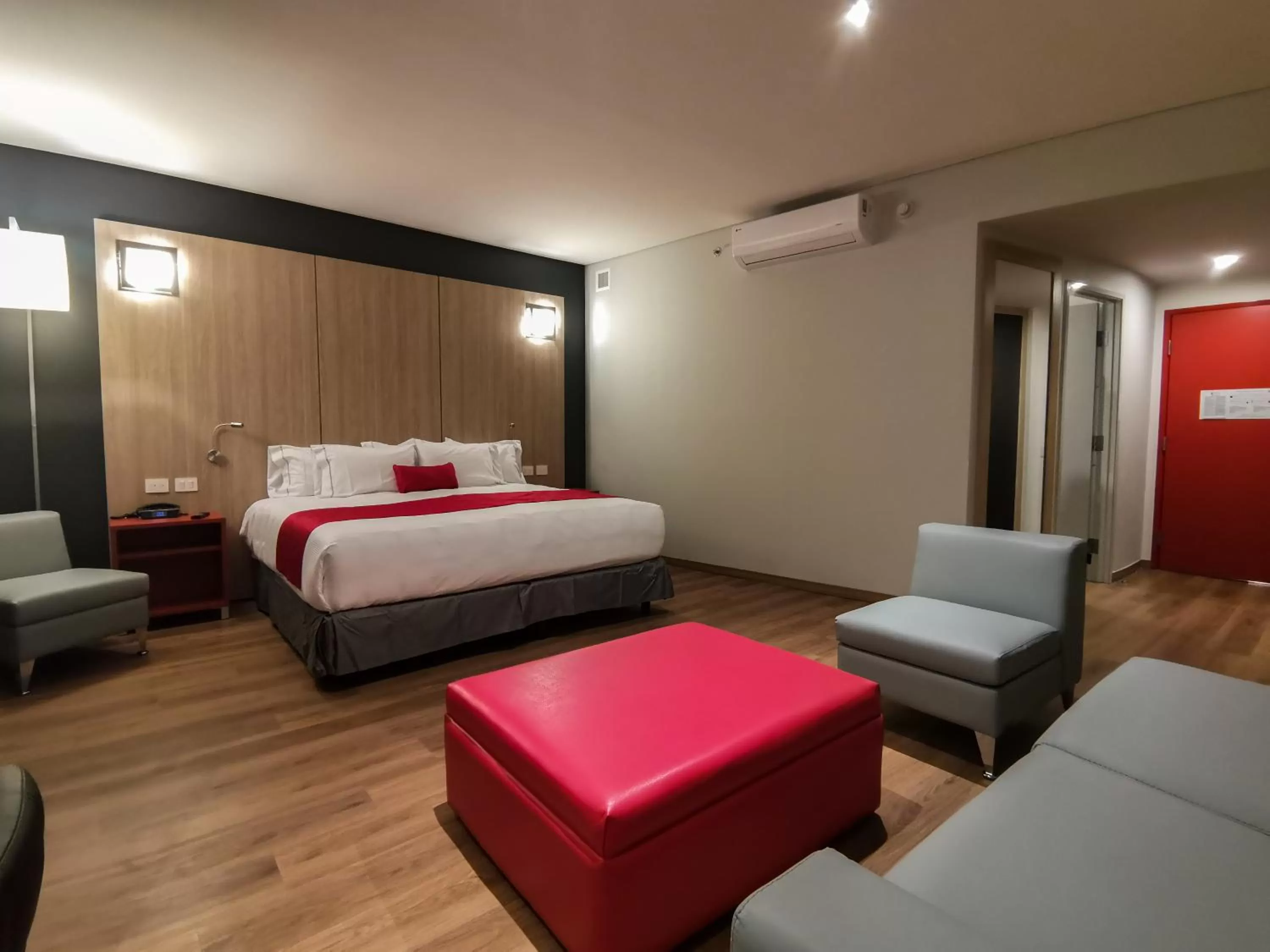 Photo of the whole room, Bed in Ramada Encore by Wyndham Monterrey Apodaca Zona Aeropuerto