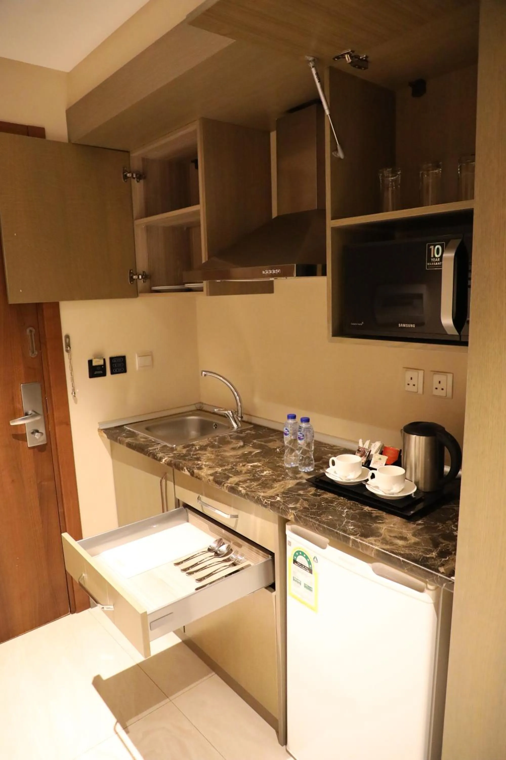 Kitchen or kitchenette, Kitchen/Kitchenette in Diwan Residence Hotel- Alsalamah