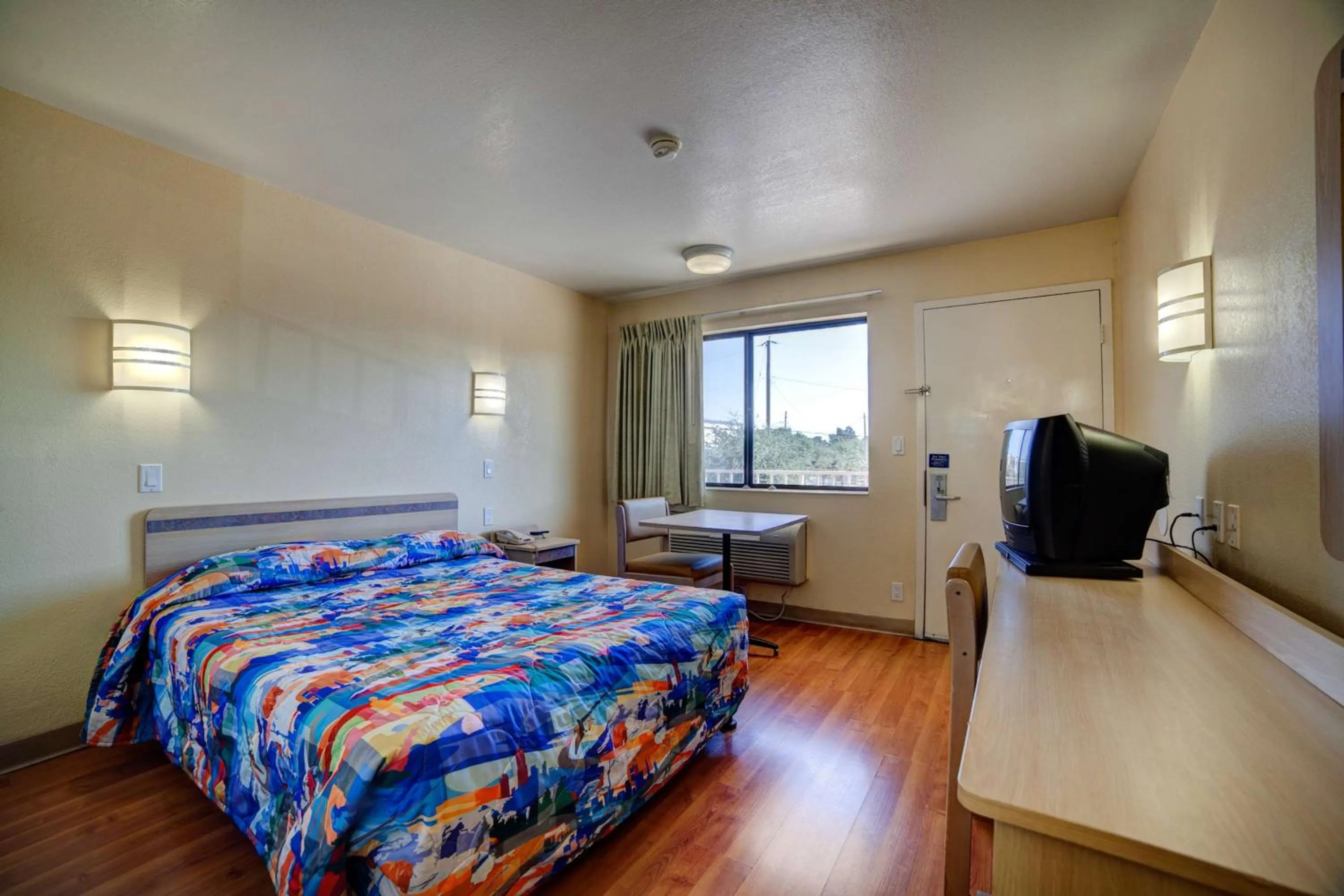 Photo of the whole room, Bed in Super 7 Inn