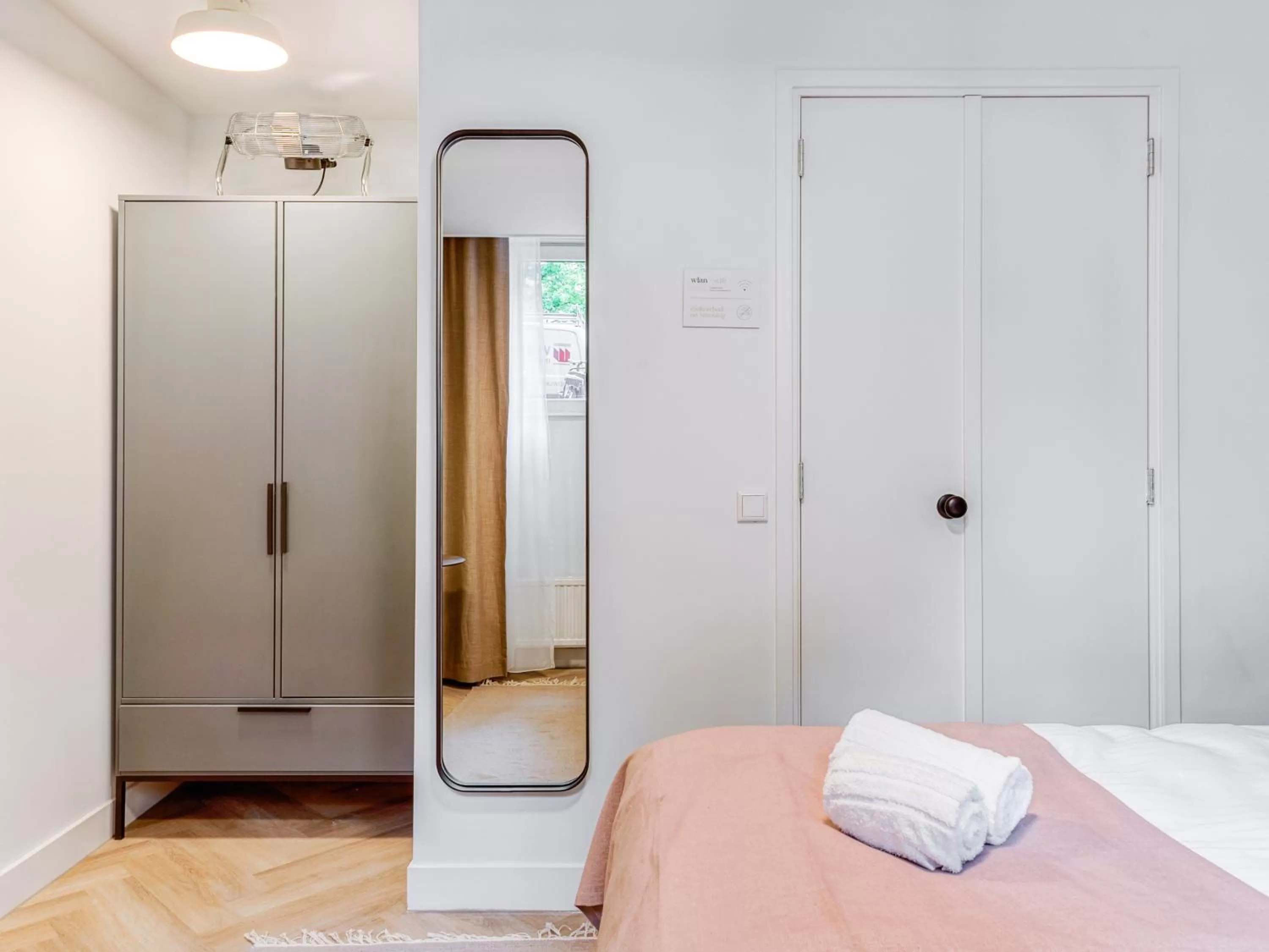 Bed in City Rooms Amsterdam Hemonystraat - Digital access