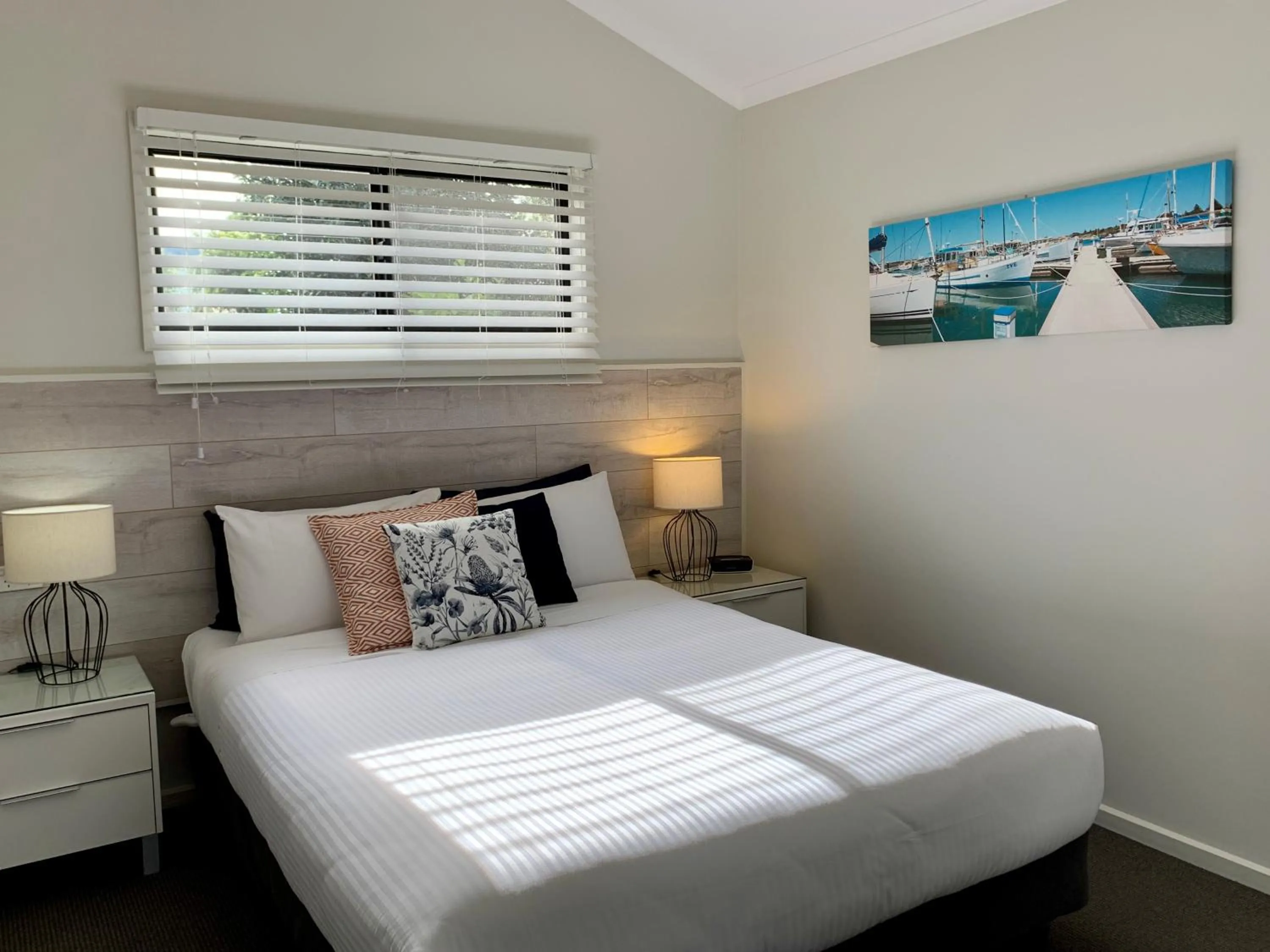 Bedroom, Bed in Apollo Bay Waterfront Motor Inn