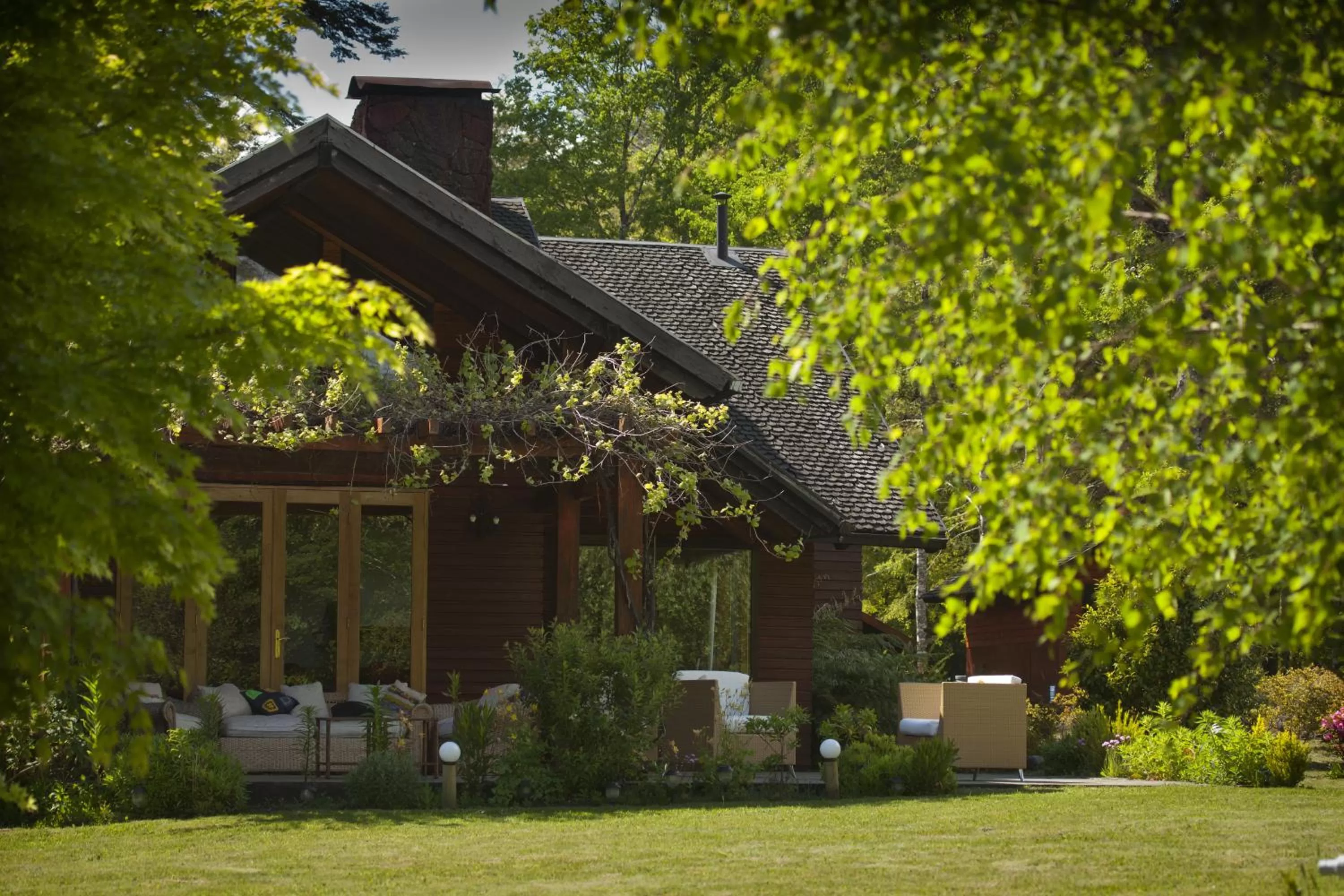 Facade/entrance, Property Building in Hotel Posada del Río - Parque Metreñehue
