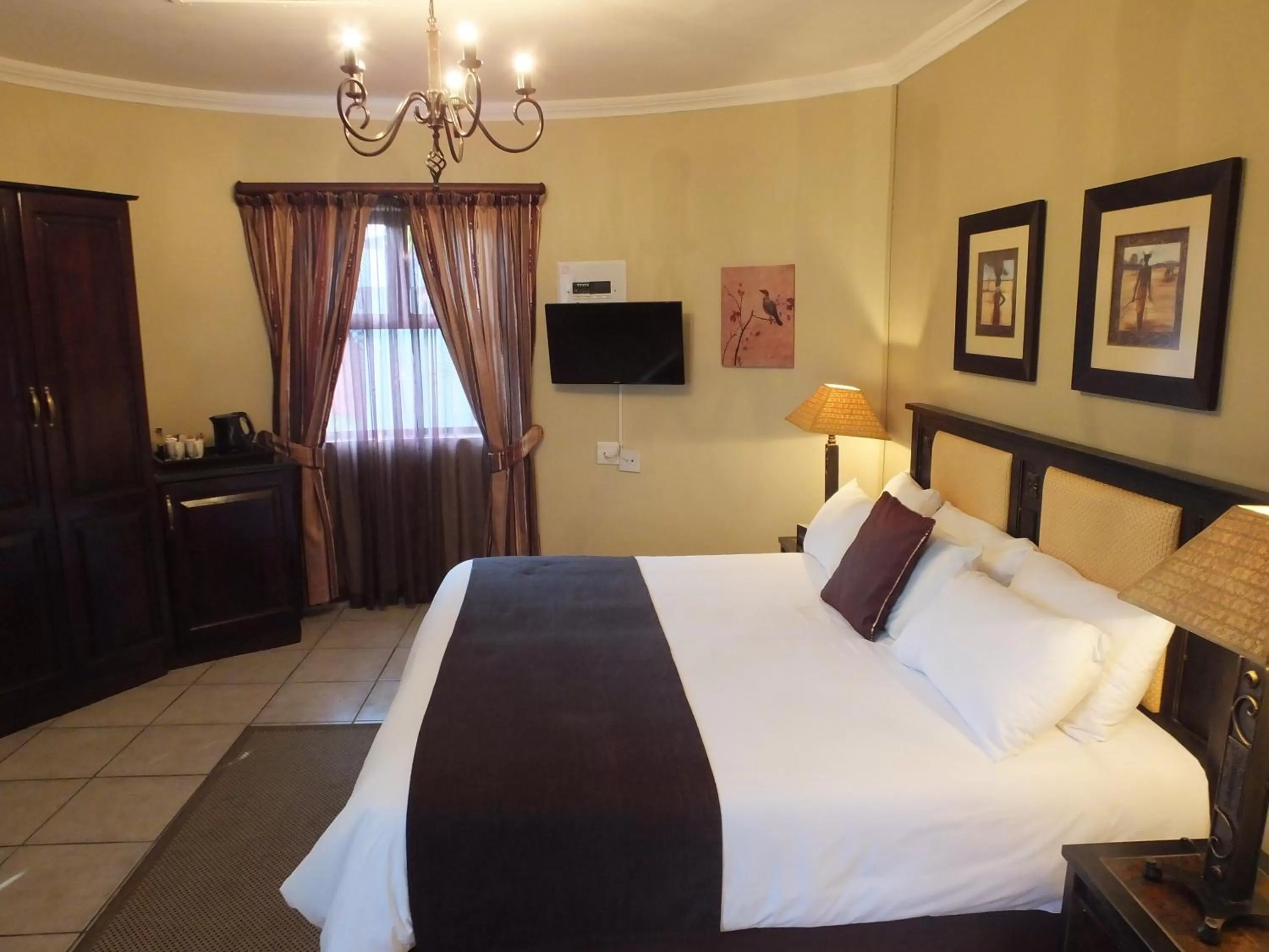 Bed in Premier Splendid Inn Bayshore