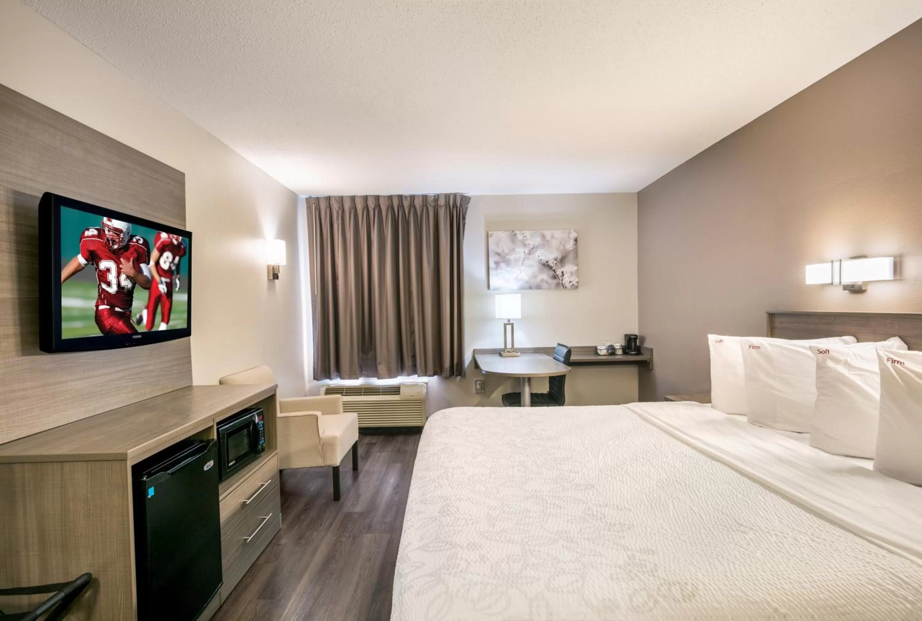 Bedroom, Bed in Red Roof Inn PLUS+ Boston - Logan