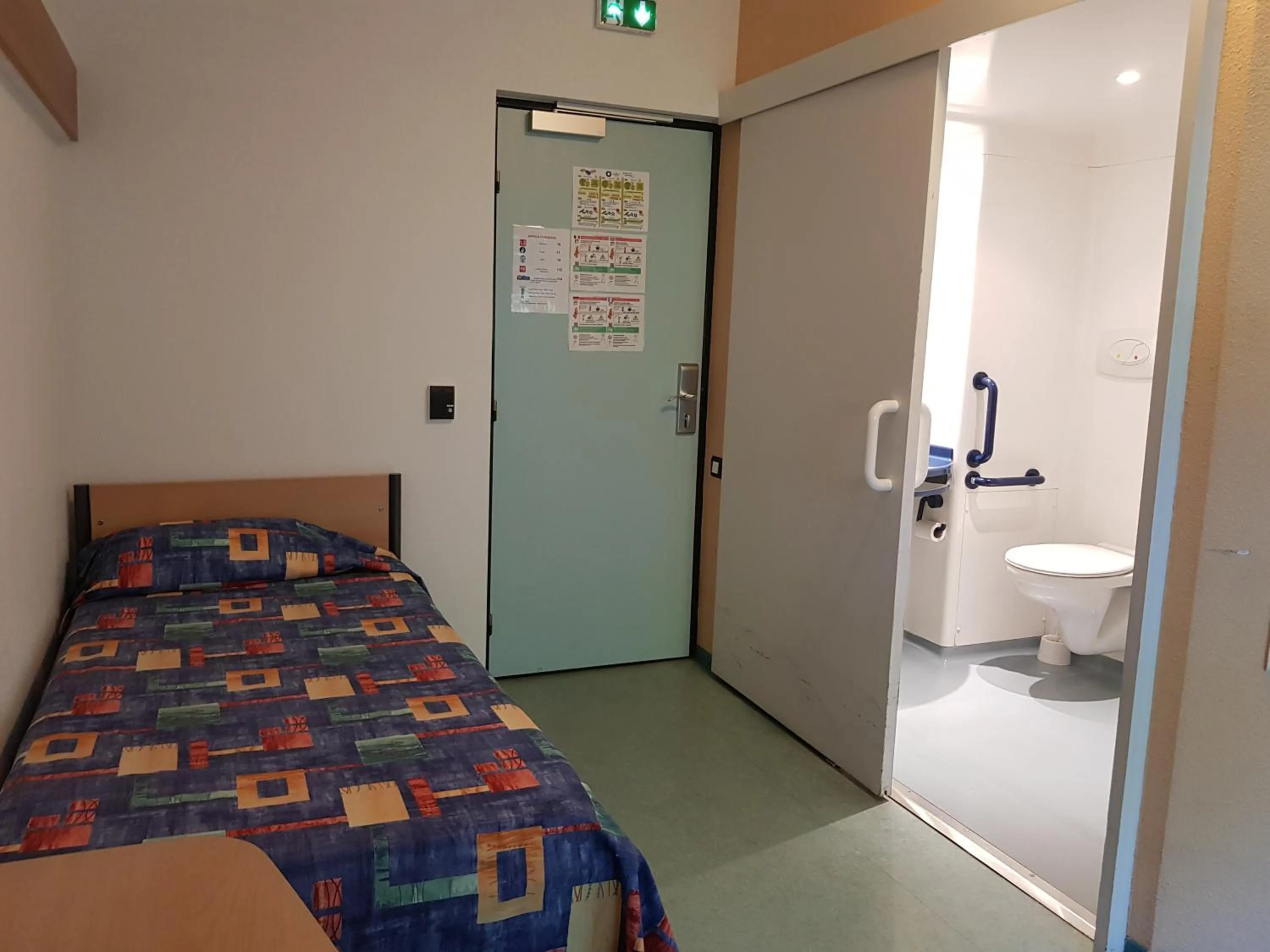 Shower, Bed in ETHIC ETAPES DIJON Accueil 24h24 et parking gratuit