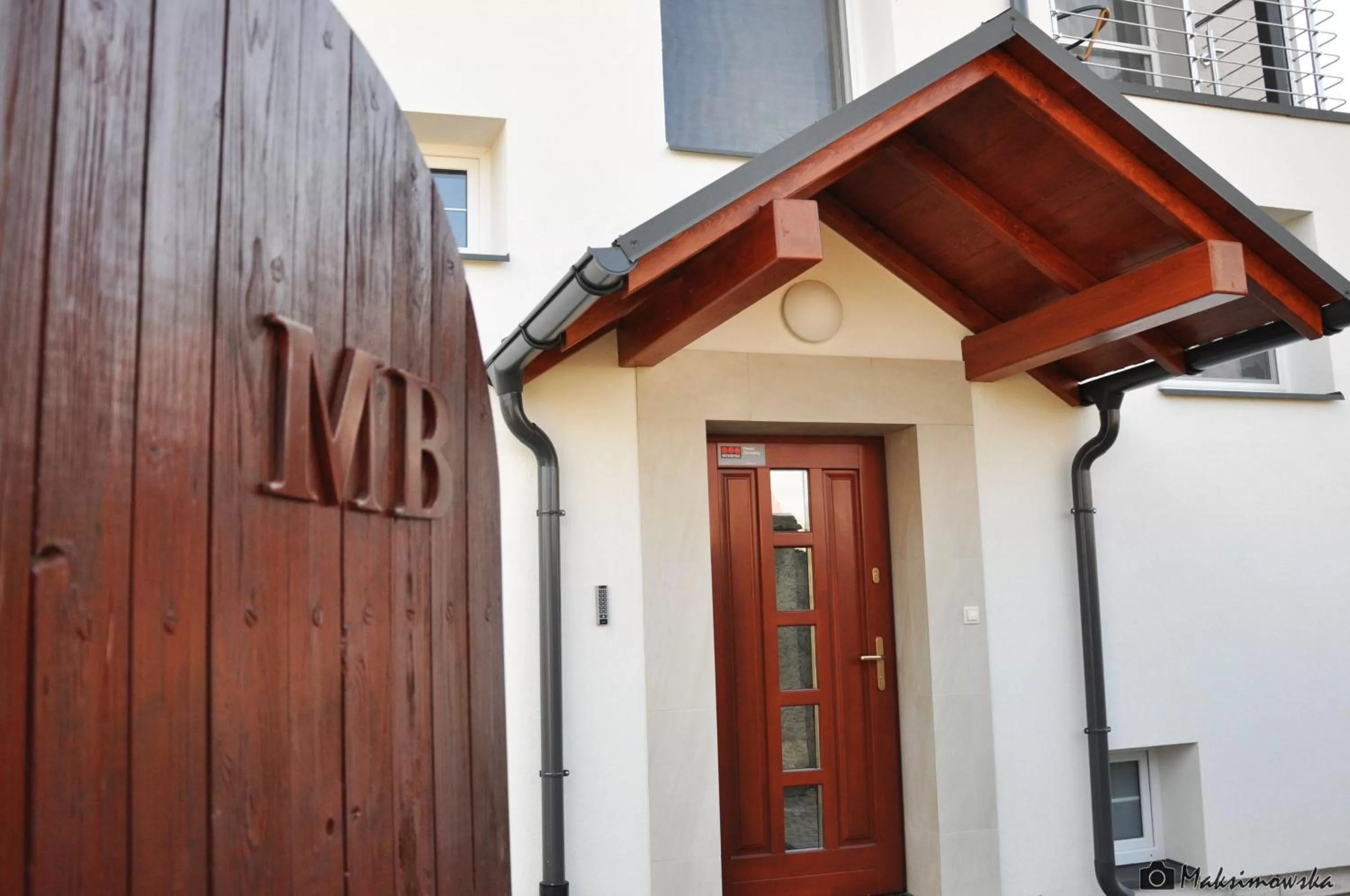 Facade/entrance, TV/Entertainment Center in Villa MB