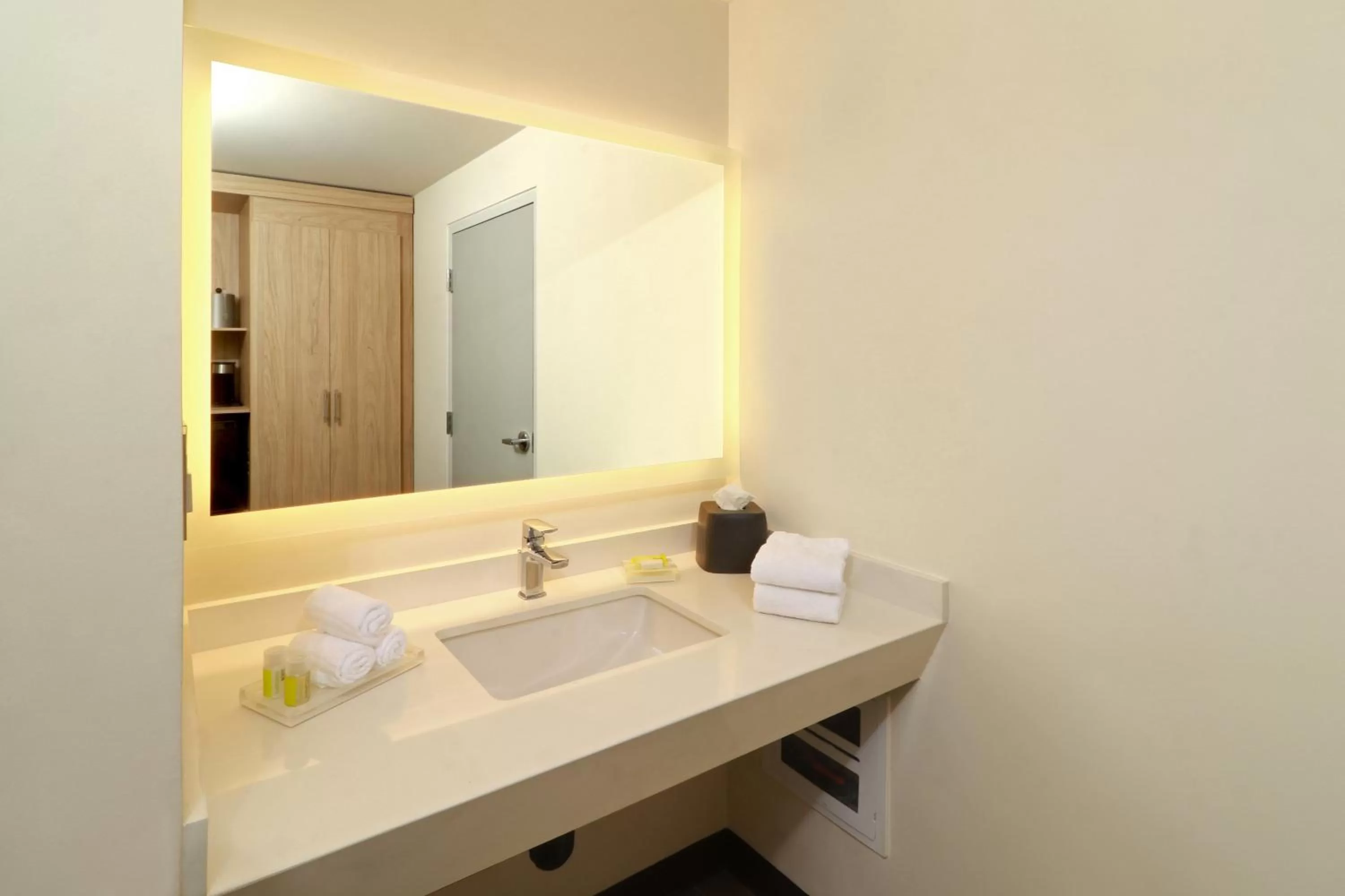 King Room - Mobility Access/Roll in Shower - Non-Smoking in Holiday Inn - Ciudad Juarez, an IHG Hotel